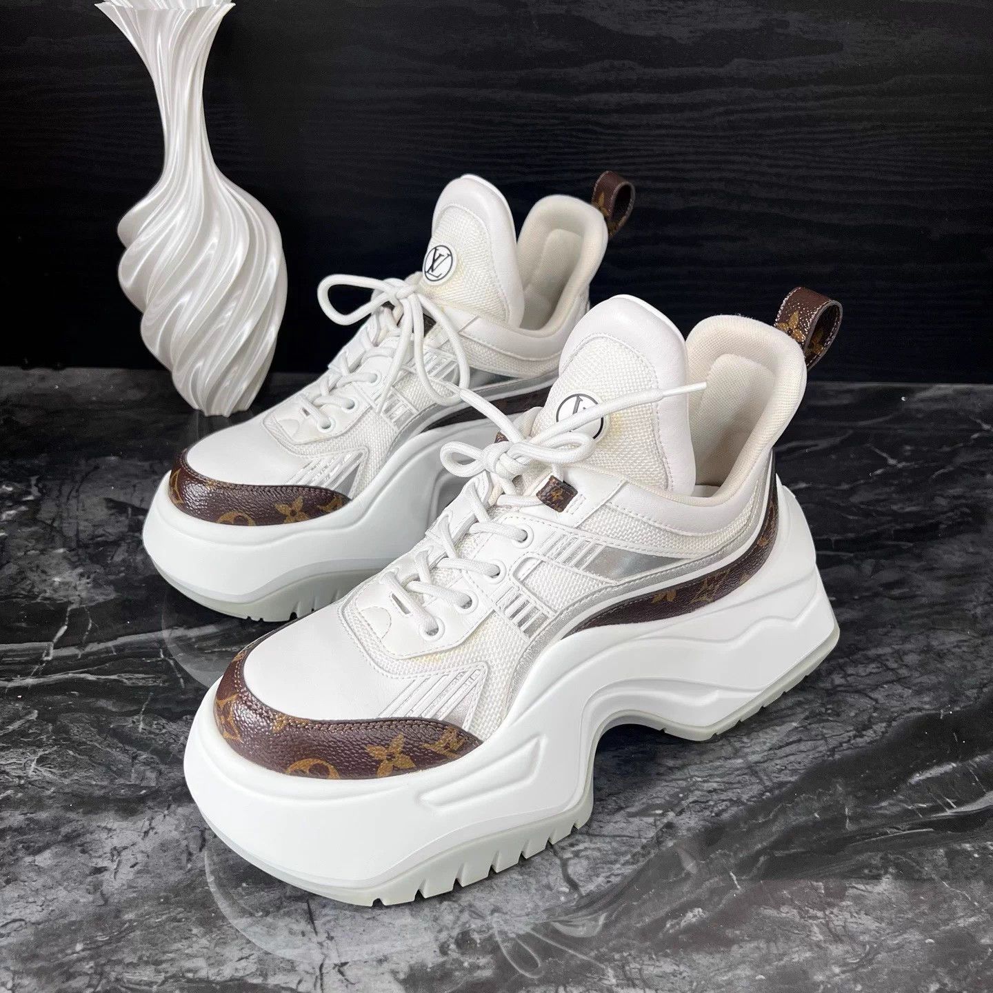 Louis Vuitton 1237/Lv Dad 2.0 Sneakers EUR39 White/Brown 95 new Size US 8 / IT 38 - 1 Thumbnail