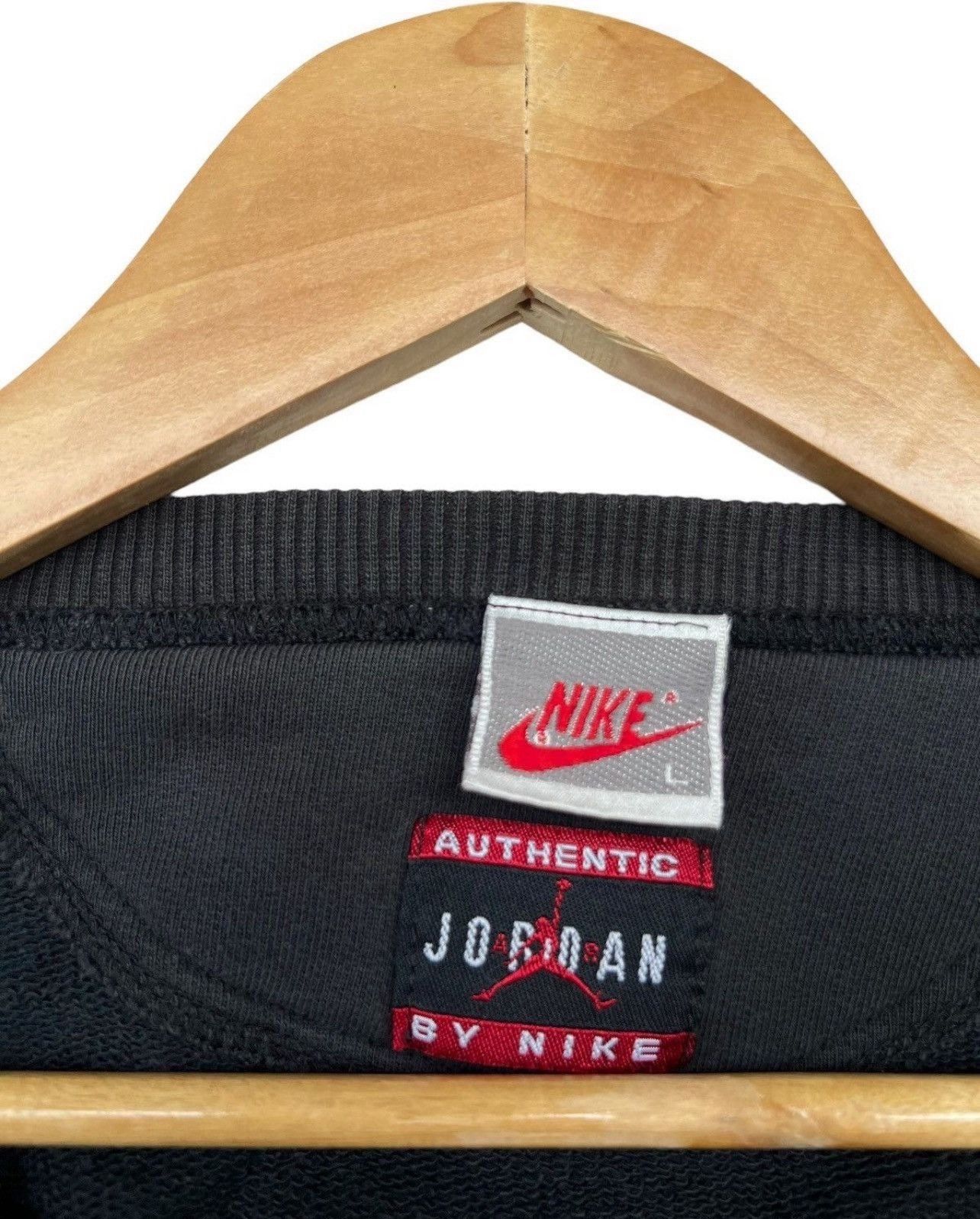 Jordan Brand × Nike × Vintage Vintage 90s Nike Air Jordan Embroidered Bulls Sweatshirt Size US L / EU 52-54 / 3 - 7 Thumbnail