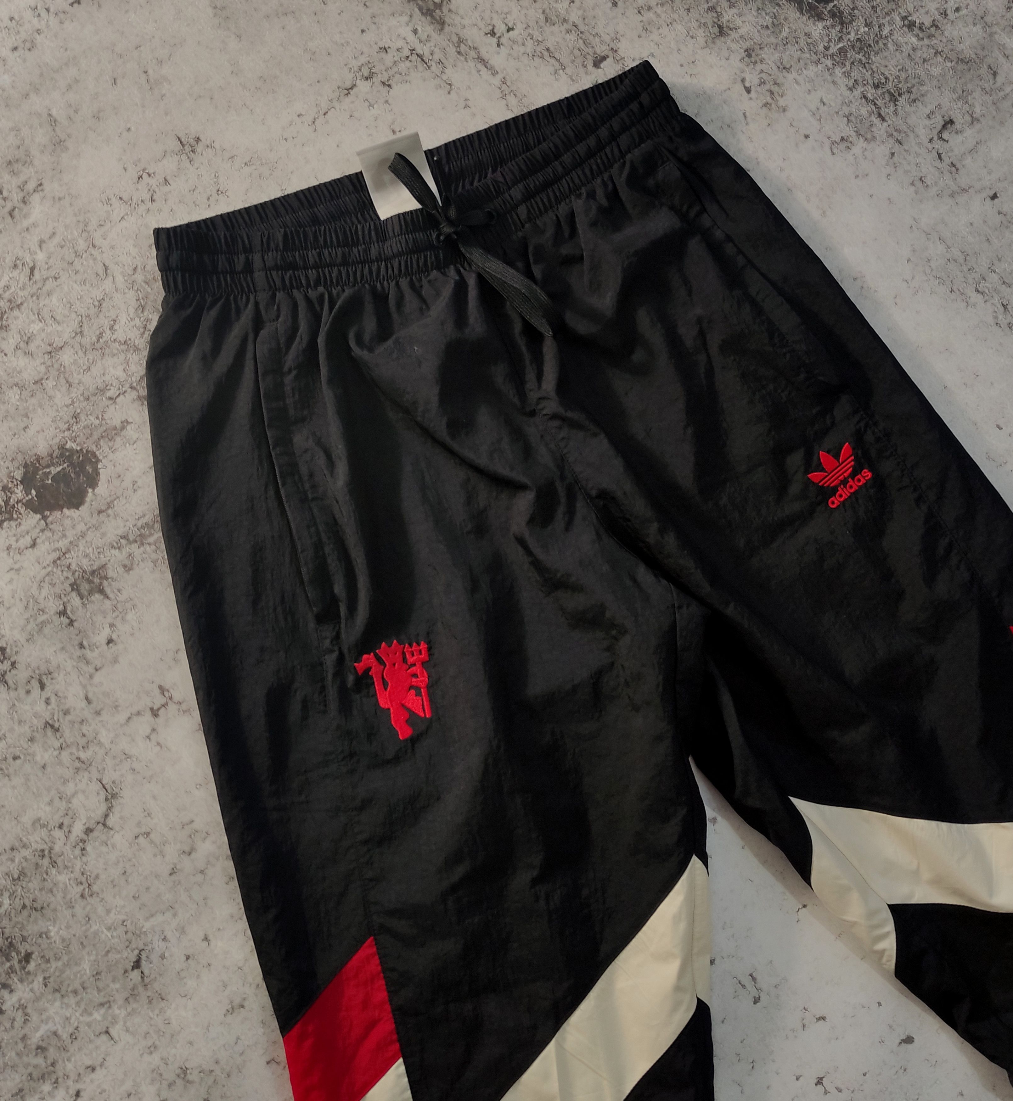 Adidas ADIDAS ORIGINALS X MANCHESTER UNITED PANTS IS6527 SIZE S Size US 28 / EU 44 - 4 Thumbnail