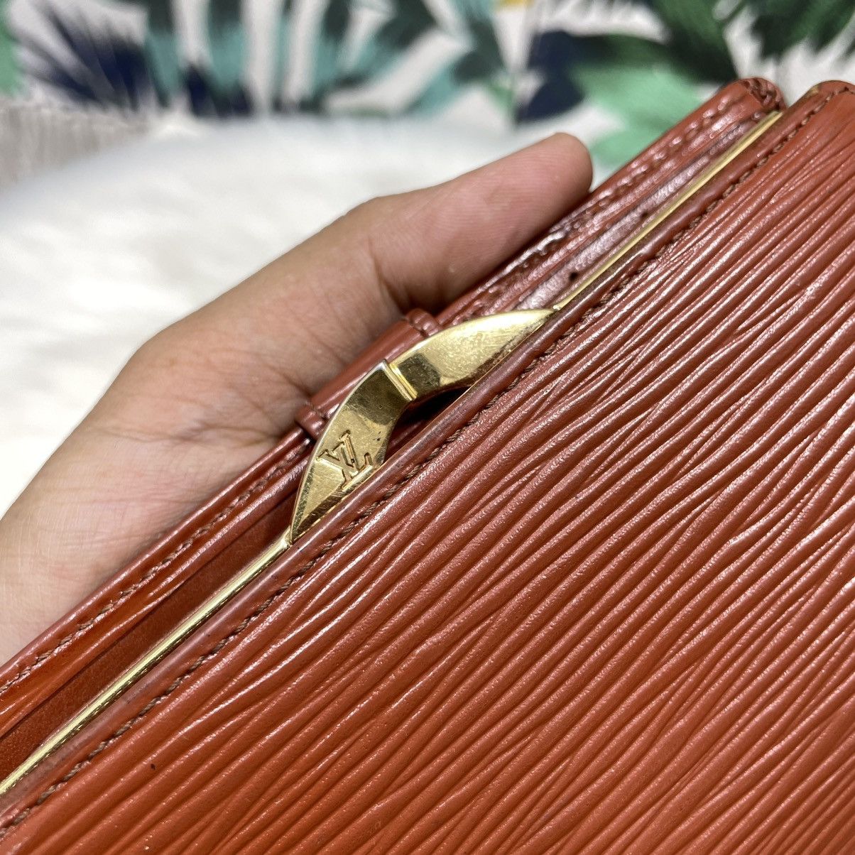 Louis Vuitton Authentic LOUIS VUITTON EPI Leather Kisslock Bifold Wallet Size ONE SIZE - 9 Thumbnail