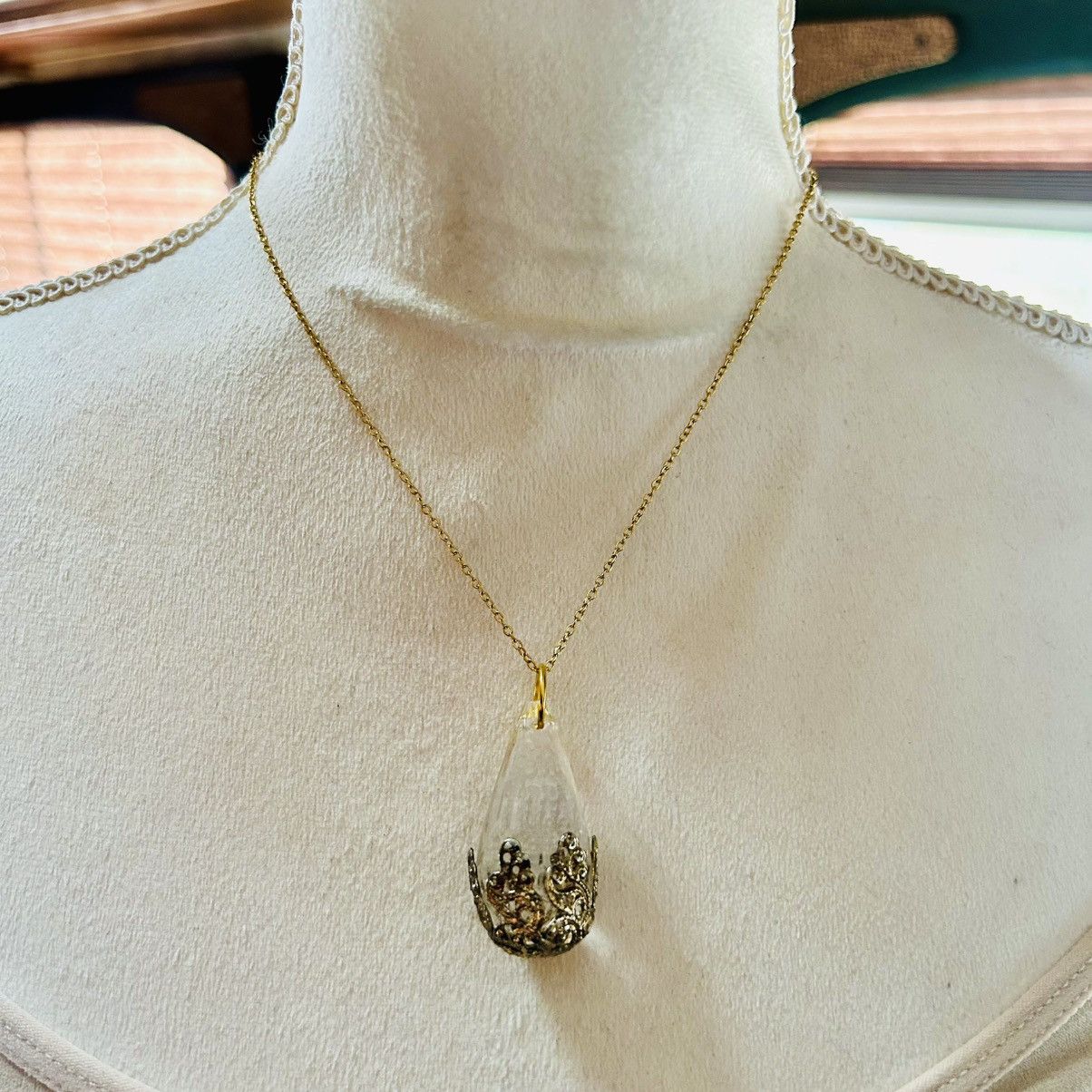 Vintage Handcrafted filigree capped faceted lucite stone necklace Size ONE SIZE - 3 Thumbnail