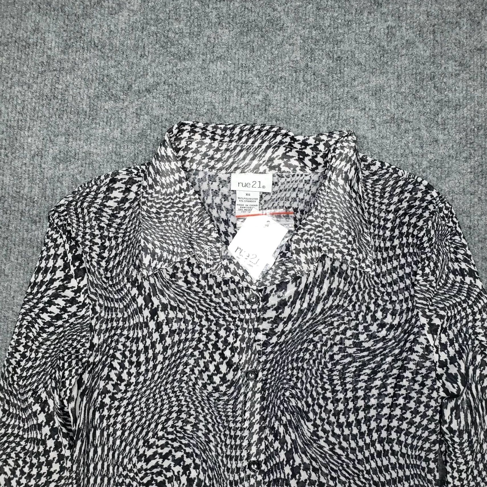 Vintage Rue21 Shirt Womens XS Black Houndstooth Long Sleeve Button Up Collar Stretch New Size XS / US 0-2 / IT 36-38 - 3 Thumbnail