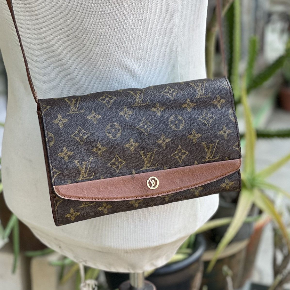 Louis Vuitton Louis Vuitton Monogram Canvas Pochette Crossbody Bag Size ONE SIZE - 2 Thumbnail