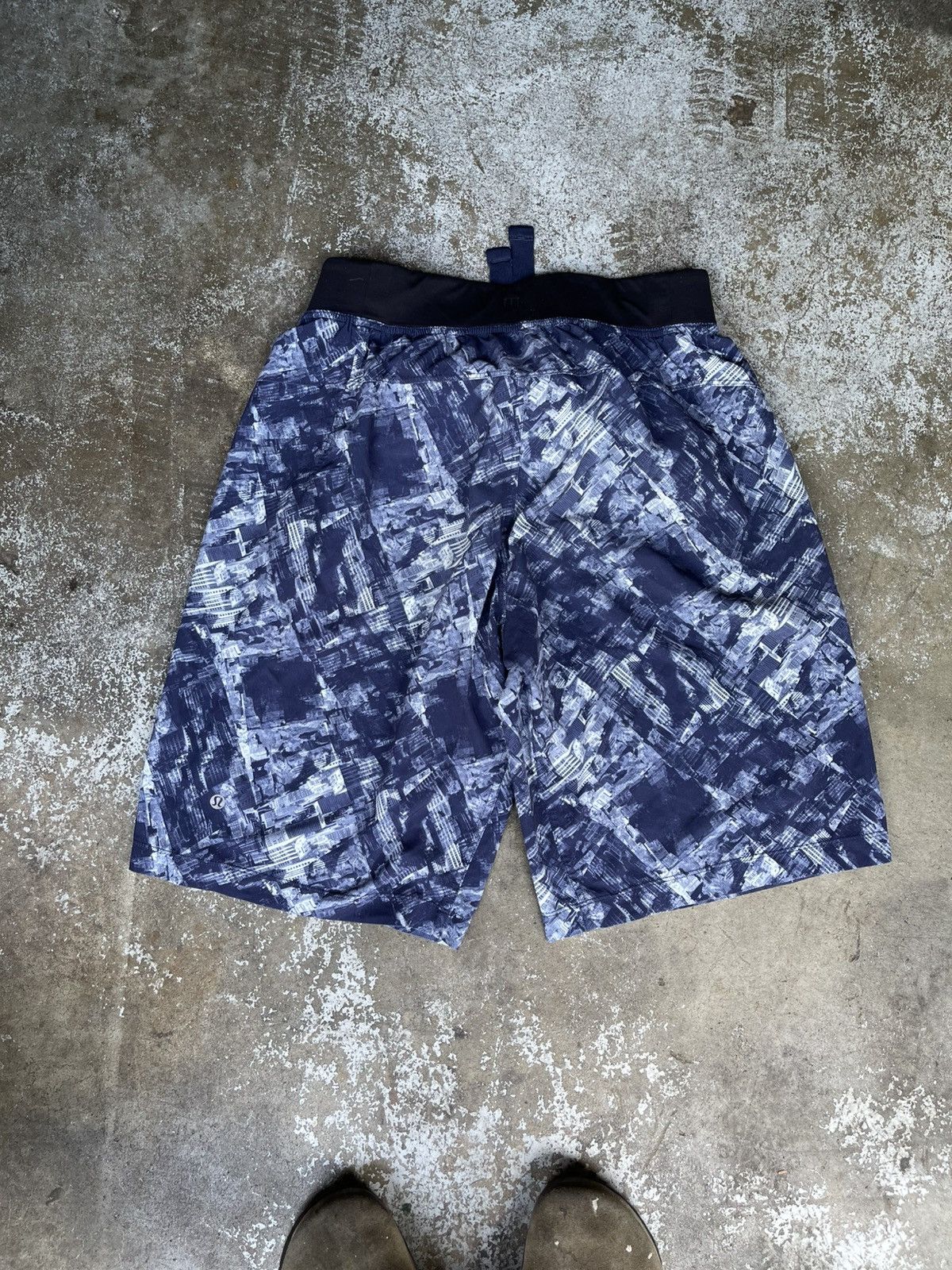 Lululemon Lululemon Core Shorts Size US 32 / EU 48 - 2 Thumbnail