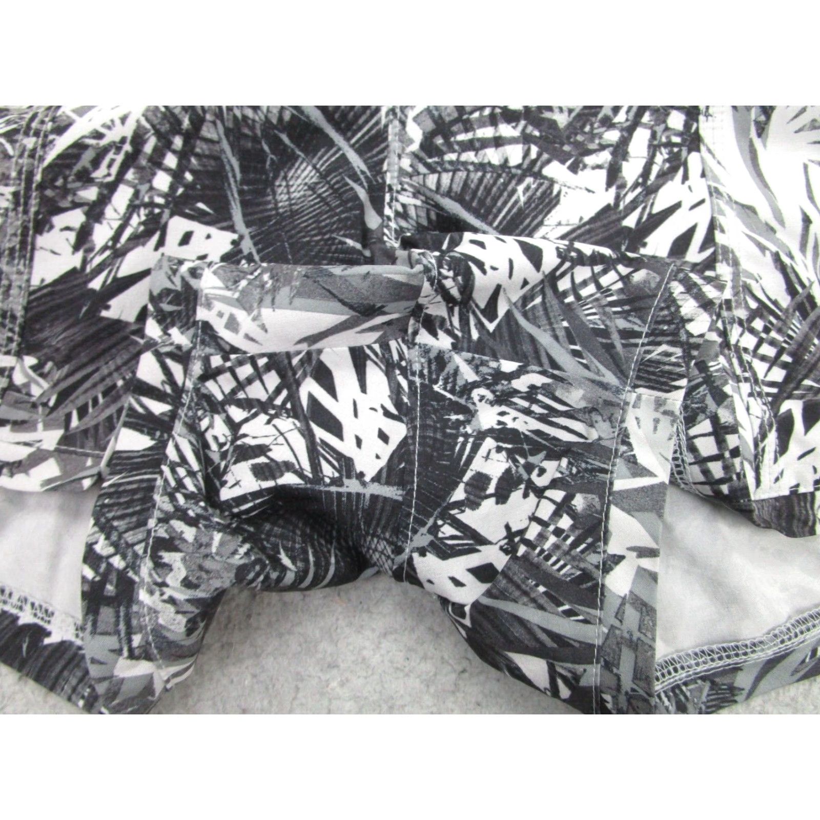 Athleta Athleta Shorts Womens XS Black Floral All Over Print Running Unlined Size 26" / US 2 / IT 38 - 3 Thumbnail