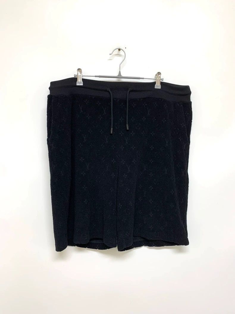 Louis Vuitton Louis Vuitton size l Black towel shorts with full logo shor Size US 28 / EU 44 - 1 Thumbnail