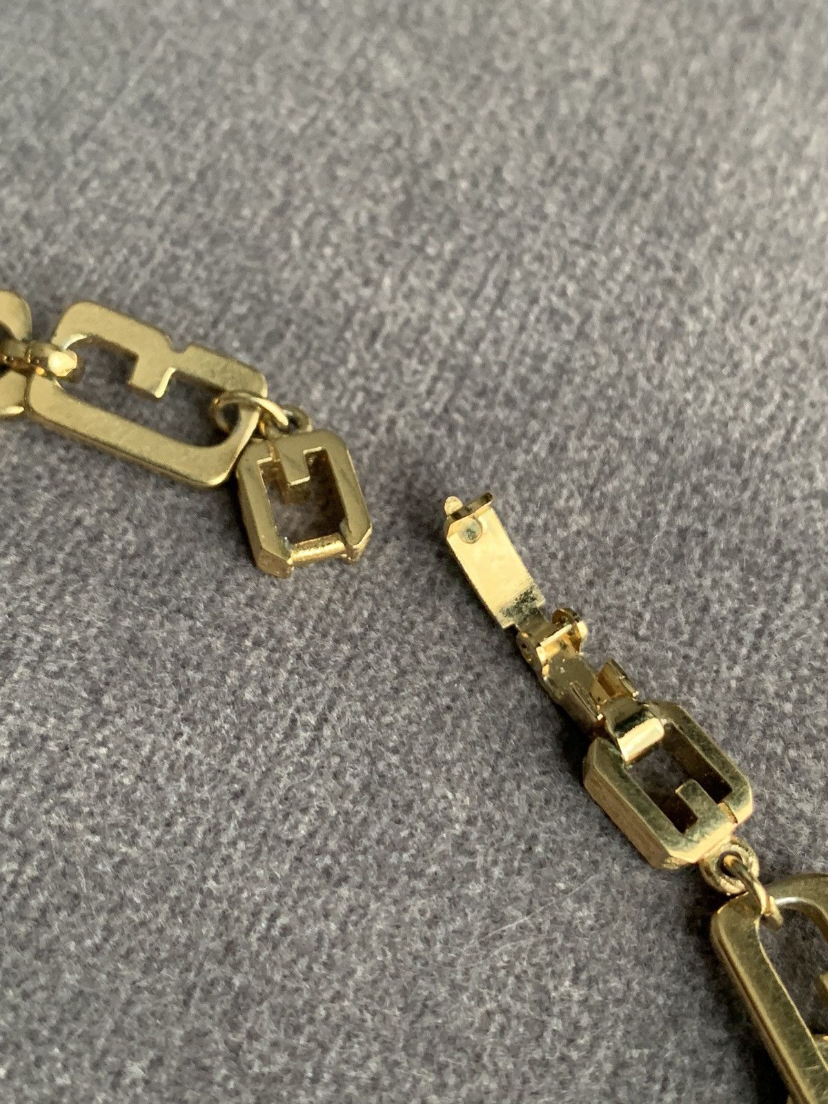 Givenchy VINTAGE GIVENCHY MONOGRAM GOLD TONE NECKLACE Size ONE SIZE - 6 Thumbnail