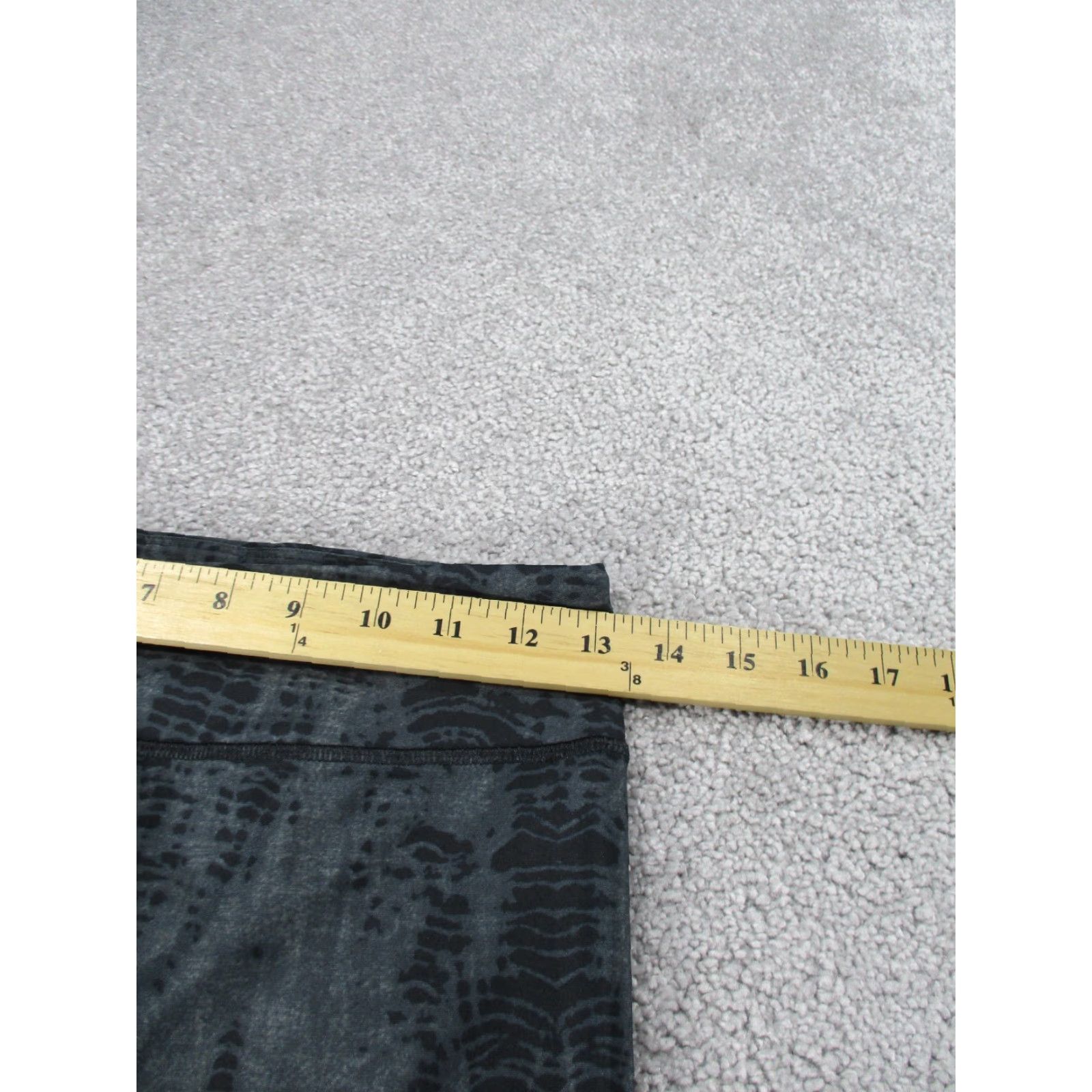 Under Armour Under Armour Leggings Women Cropped M Gray Compression HeatGear Athletic Activewear Running Yoga 90s? (Note: Remove questionable) Size 32" / US 10 / IT 46 - 7 Thumbnail