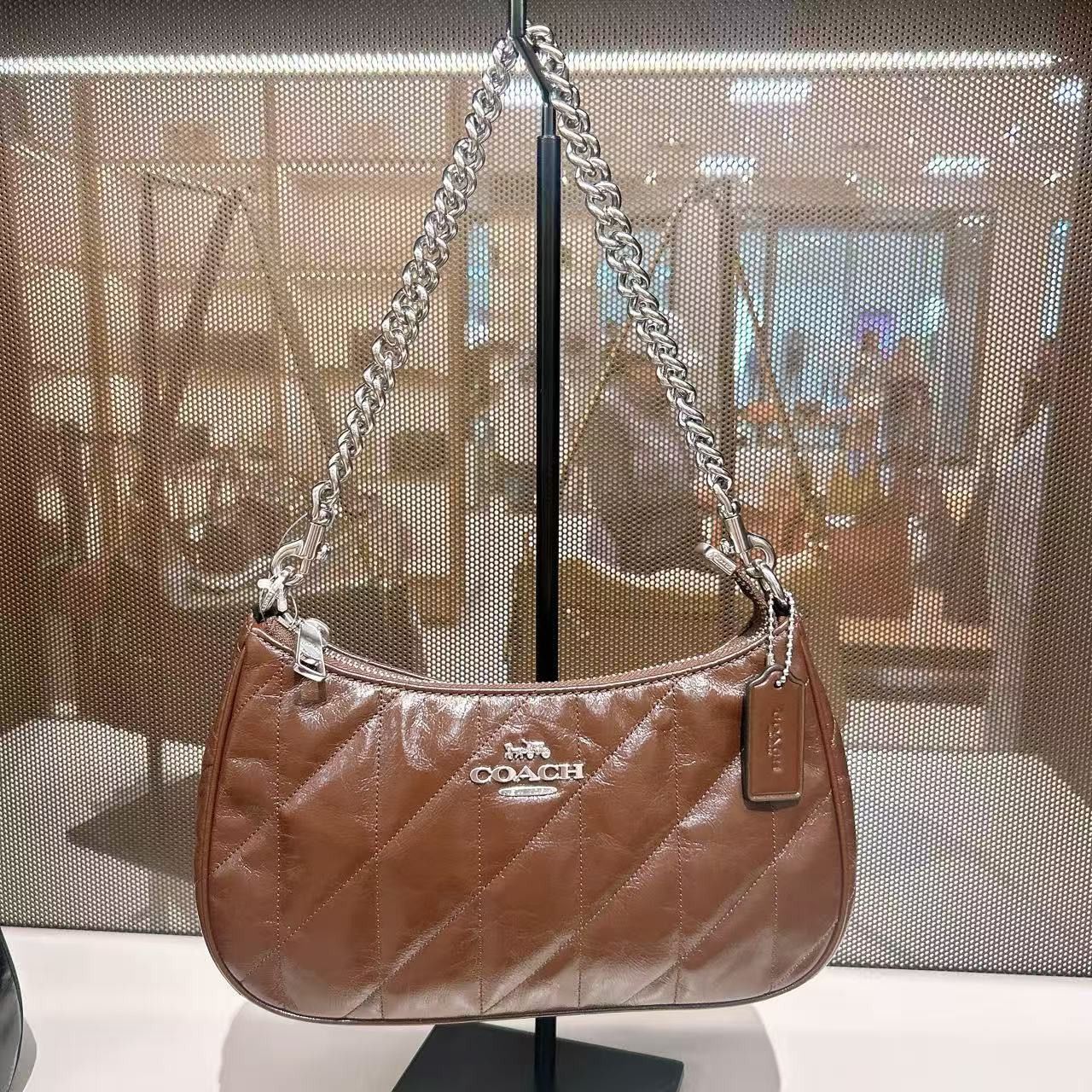 Coach NWT Coach Teri Shoulder Bag With Quilting CDY83 Size ONE SIZE - 1 Thumbnail