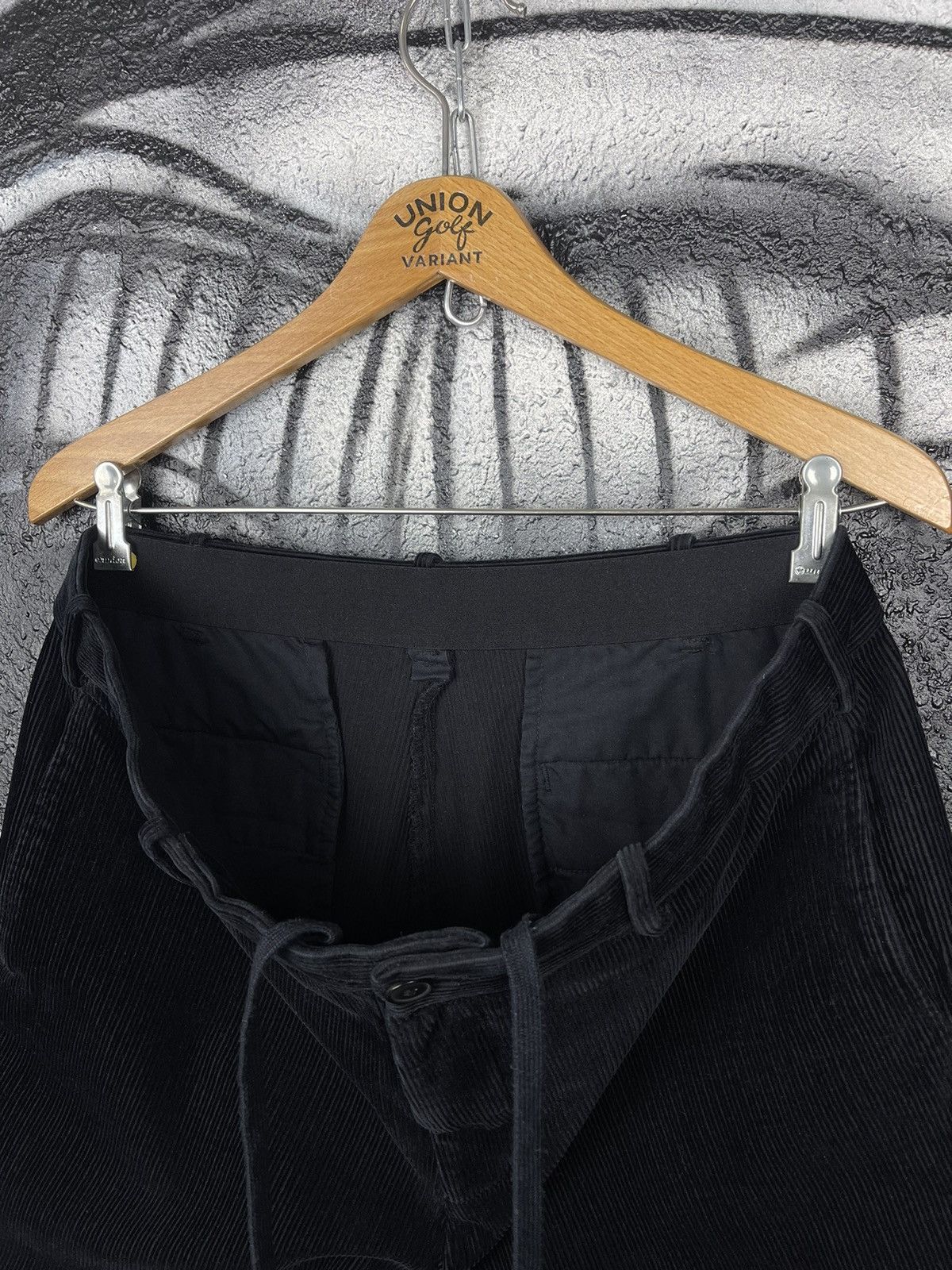 Uniqlo Uniqlo Black Corduroy Pants Relaxed Fit Men’s Size 34 Size US 34 / EU 50 - 7 Thumbnail