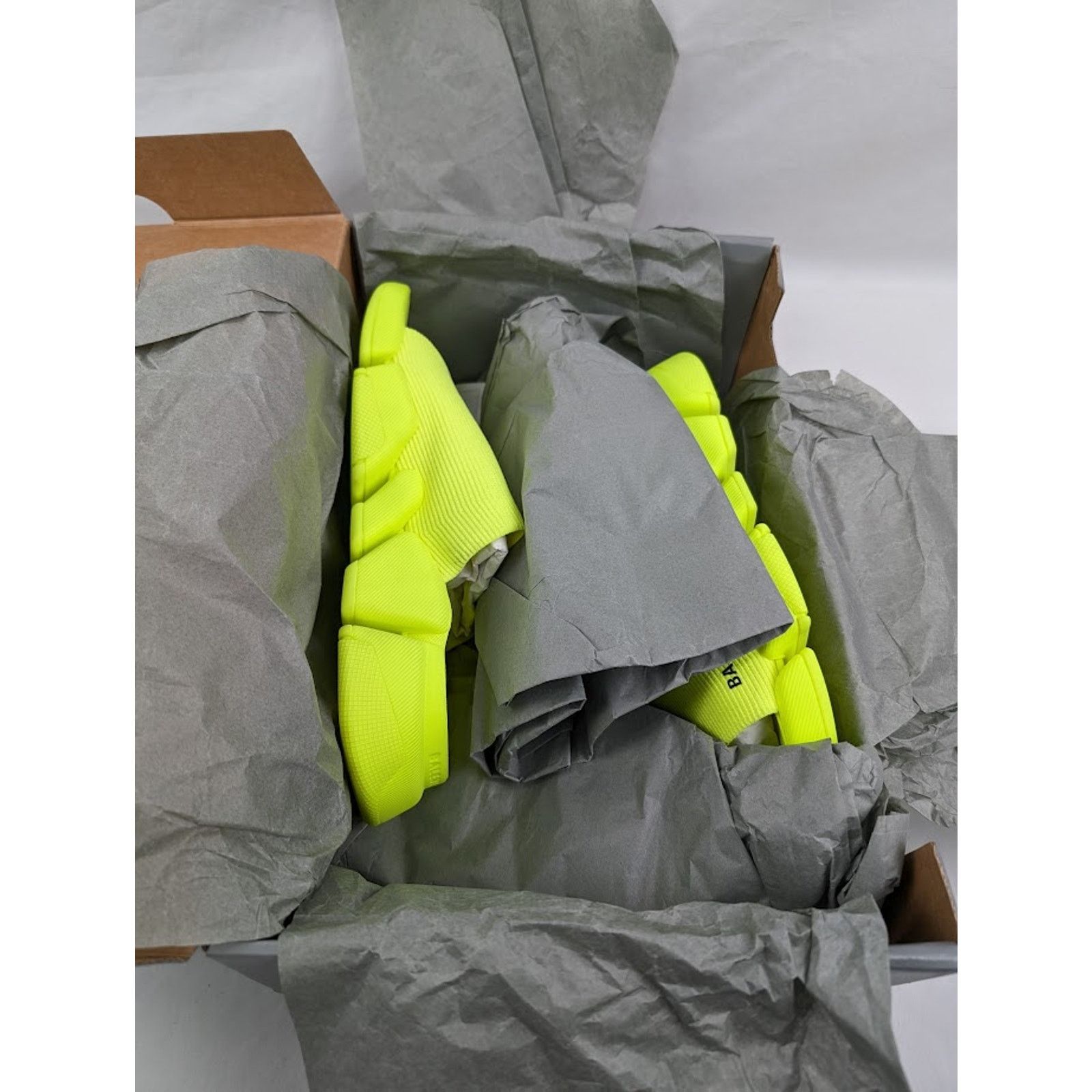 Balenciaga o1rshd1 Speed 2.0 Slides in Fluo Yellow Size US 11 / EU 44 - 19 Thumbnail