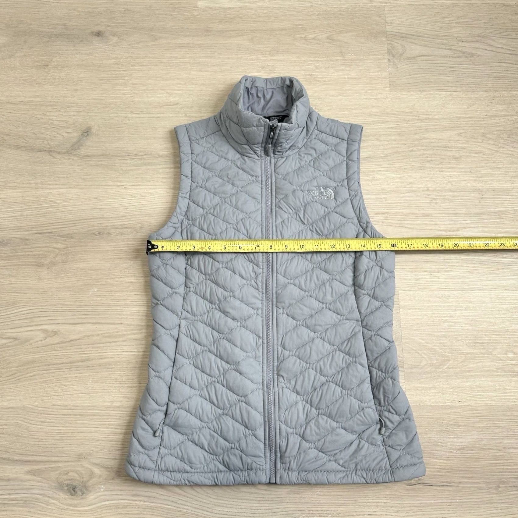 The North Face VINTAGE The North Face Quilted Thermoball Eco Puffer Vest Sleeveless Jacket Womens XS Gray Quilted Puffer Thermoball Womens XS Size XS / US 0-2 / IT 36-38 - 7 Thumbnail