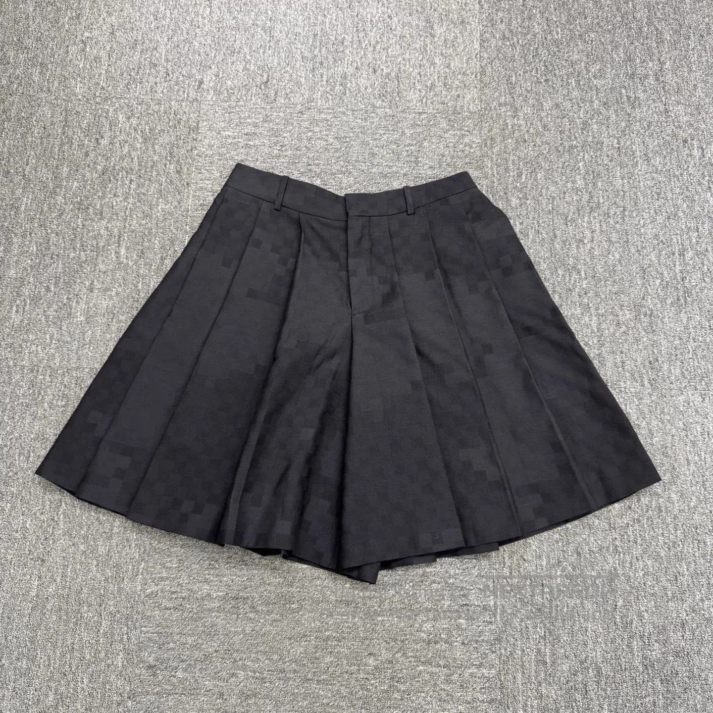 Louis Vuitton louis vuitton black pleated shorts. Size US 32 / EU 48 - 1 Thumbnail