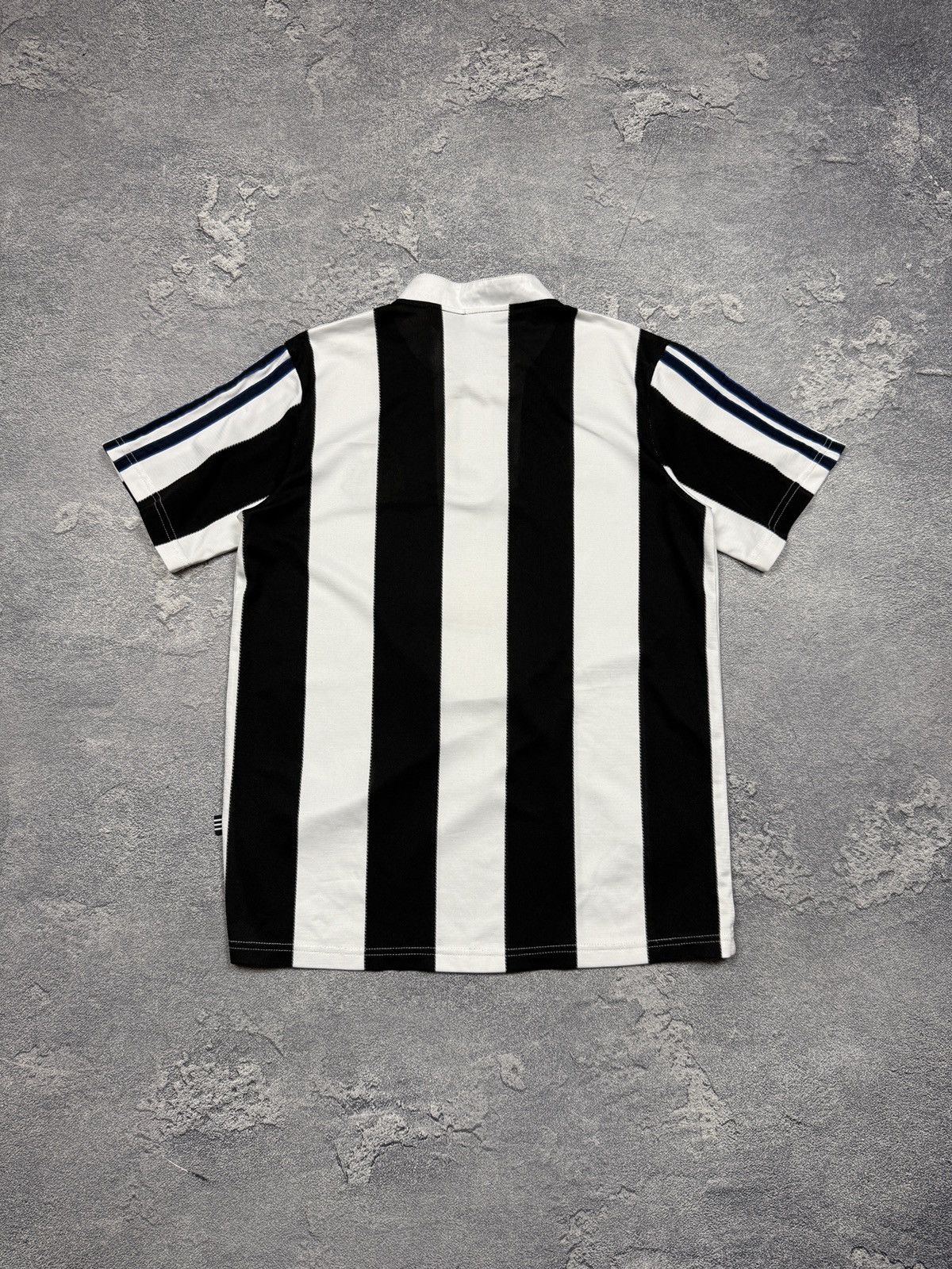 Adidas 1995/1997 Adidas Newcastle United Vintage Soccer Jersey Size US S / EU 44-46 / 1 - 2 Thumbnail