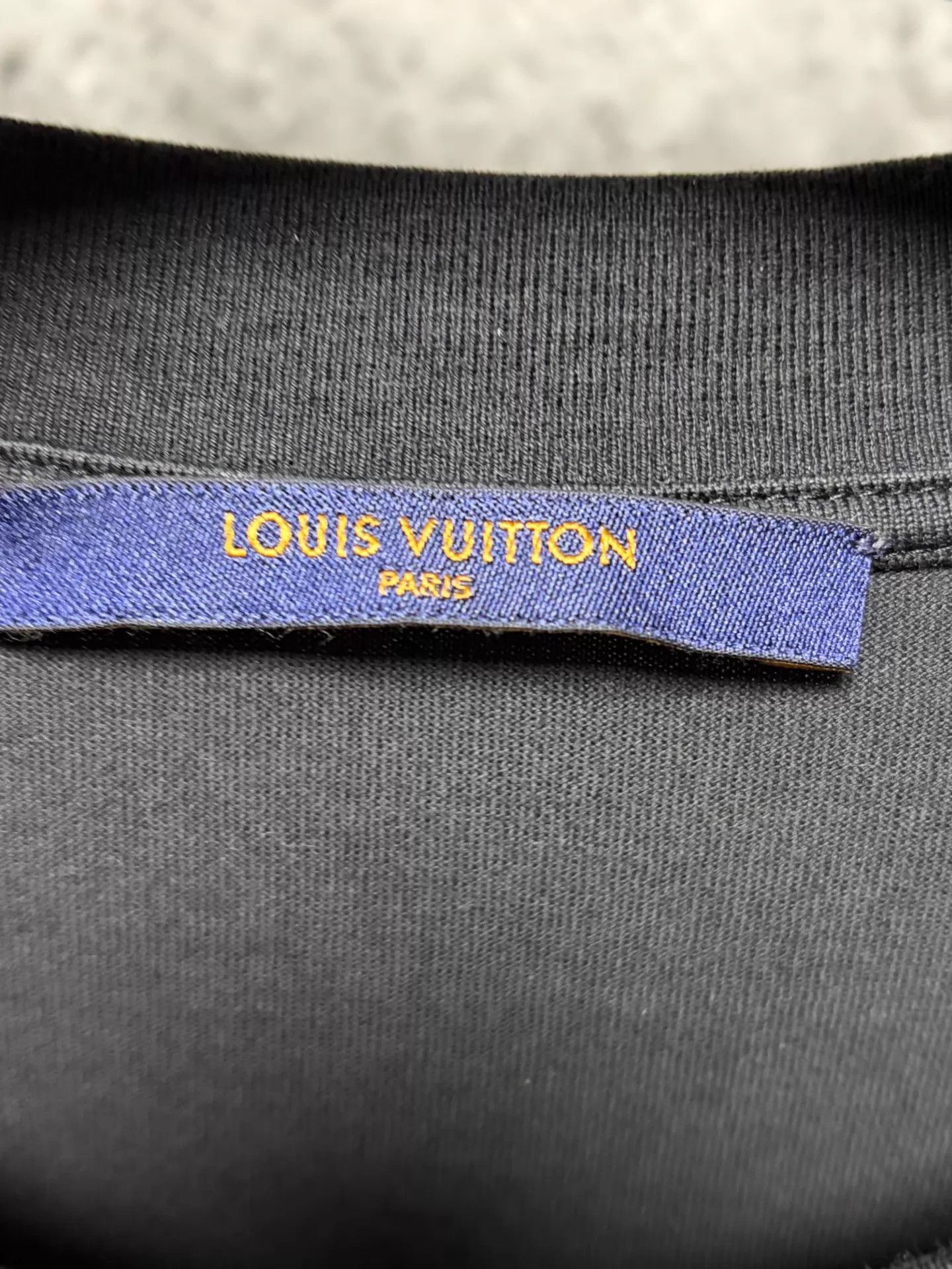 Louis Vuitton LV Black Gradient Monogram Short Sleeve T-Shirt L Size US L / EU 52-54 / 3 - 3 Thumbnail