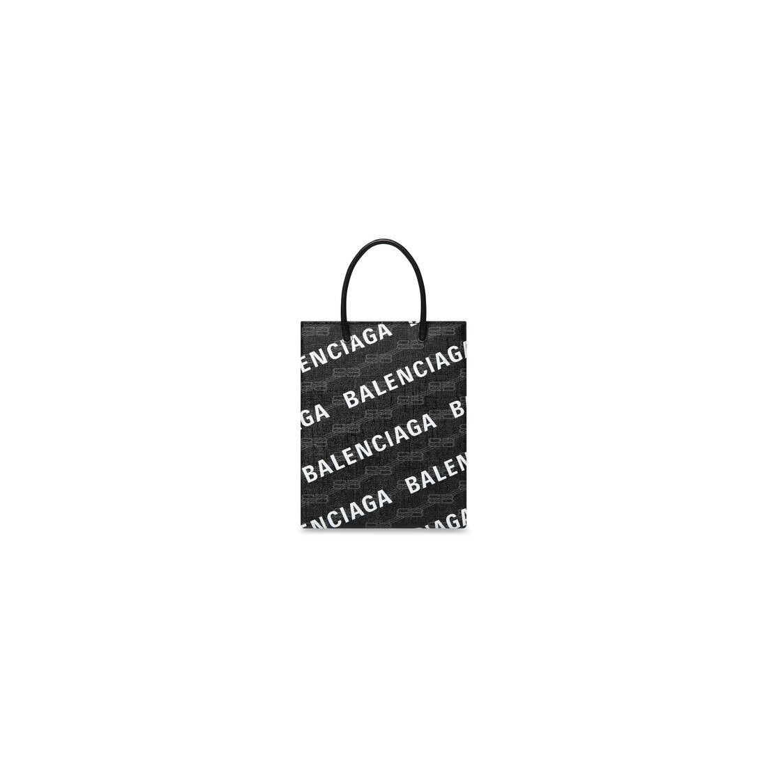 o1w1db10525 Size: OS / Large Shopping Bag BB Monogram