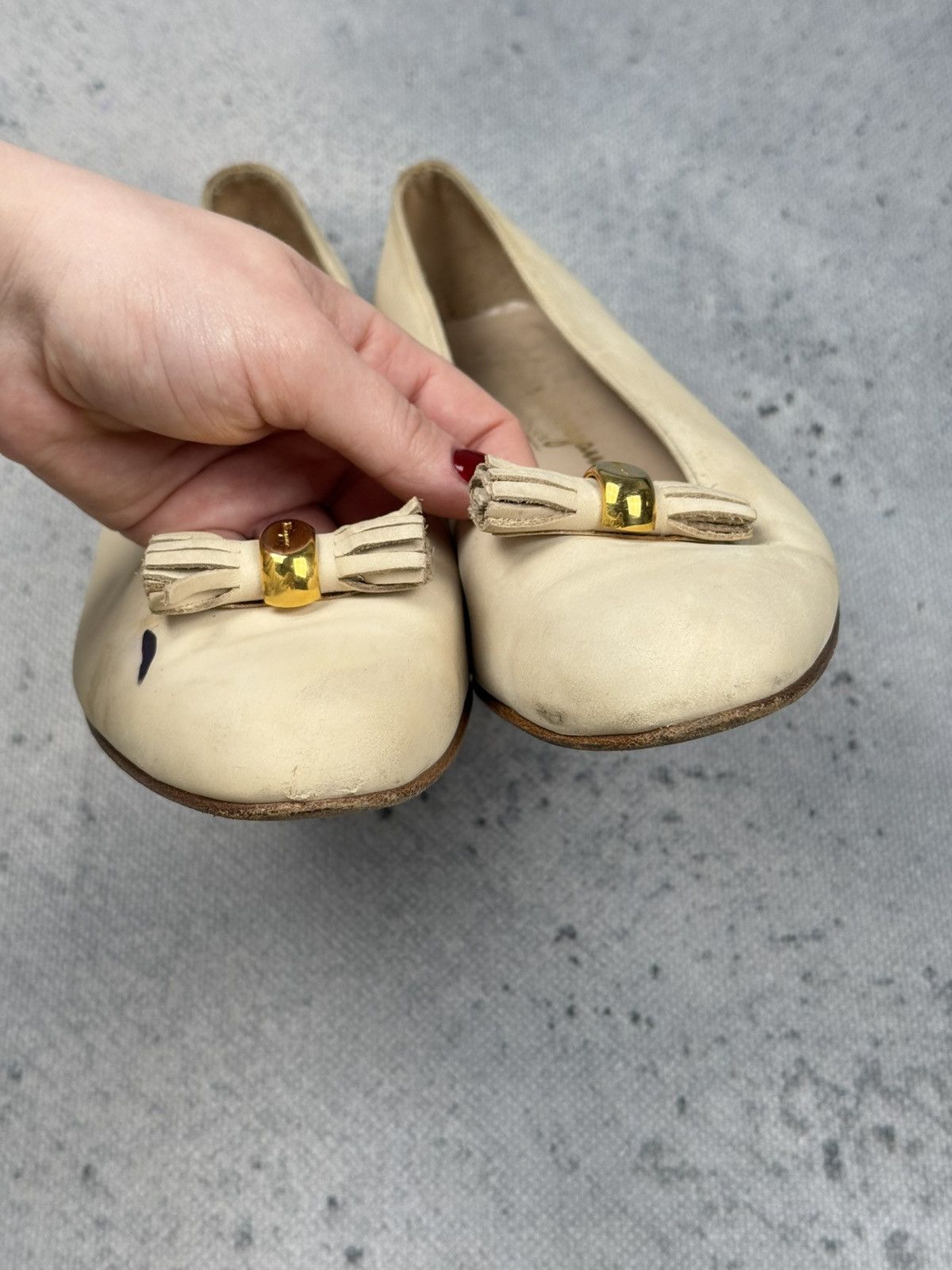 Salvatore Ferragamo Salvatore Ferragamo Vintag Cream Leather Pumps Gold Hardware Size US 8.5 / IT 38.5 - 4 Thumbnail