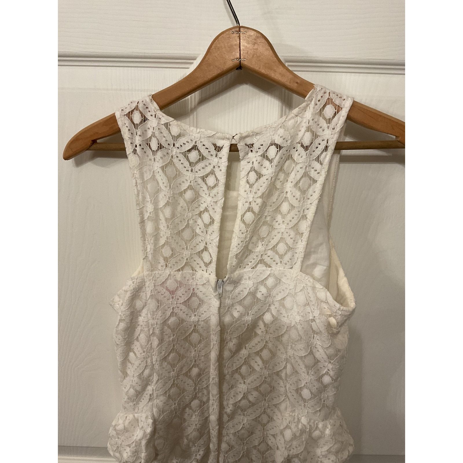 Lilly Pulitzer Lilly Pulitzer White Lace Abby Peplum Sheath Dress, 2 Size XS / US 0-2 / IT 36-38 - 8 Thumbnail