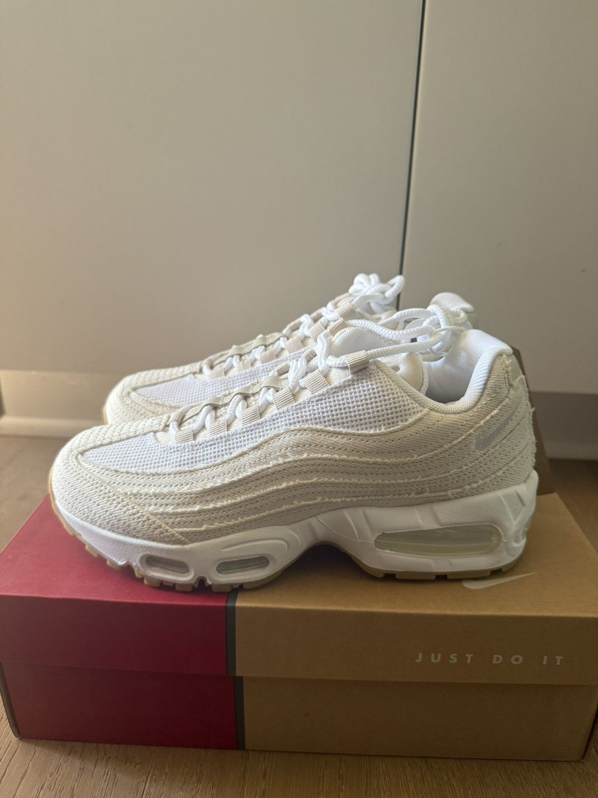 Levi's × Nike Nike Levi's x Air Max 95 OG Men’s Size 6 Light Orewood Brown Size US 6 / EU 39 - 3 Thumbnail