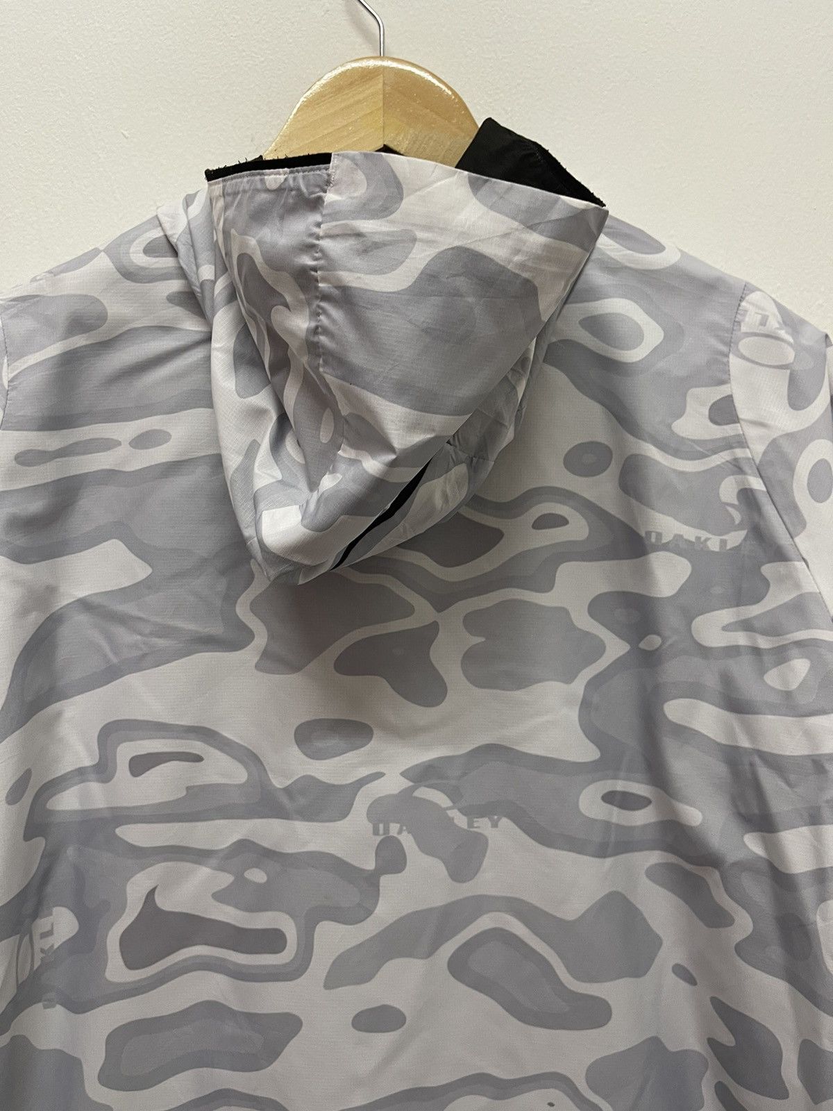 Oakley 90’s OAKLEY WHITE CAMOUFLAGE WINDBREAKER Size US L / EU 52-54 / 3 - 4 Thumbnail