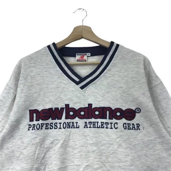 New Balance Vtg NEW BALANCE NBA Basketball Embroidery Sweatshirt V Neck Size M / US 6-8 / IT 42-44 - 3 Thumbnail