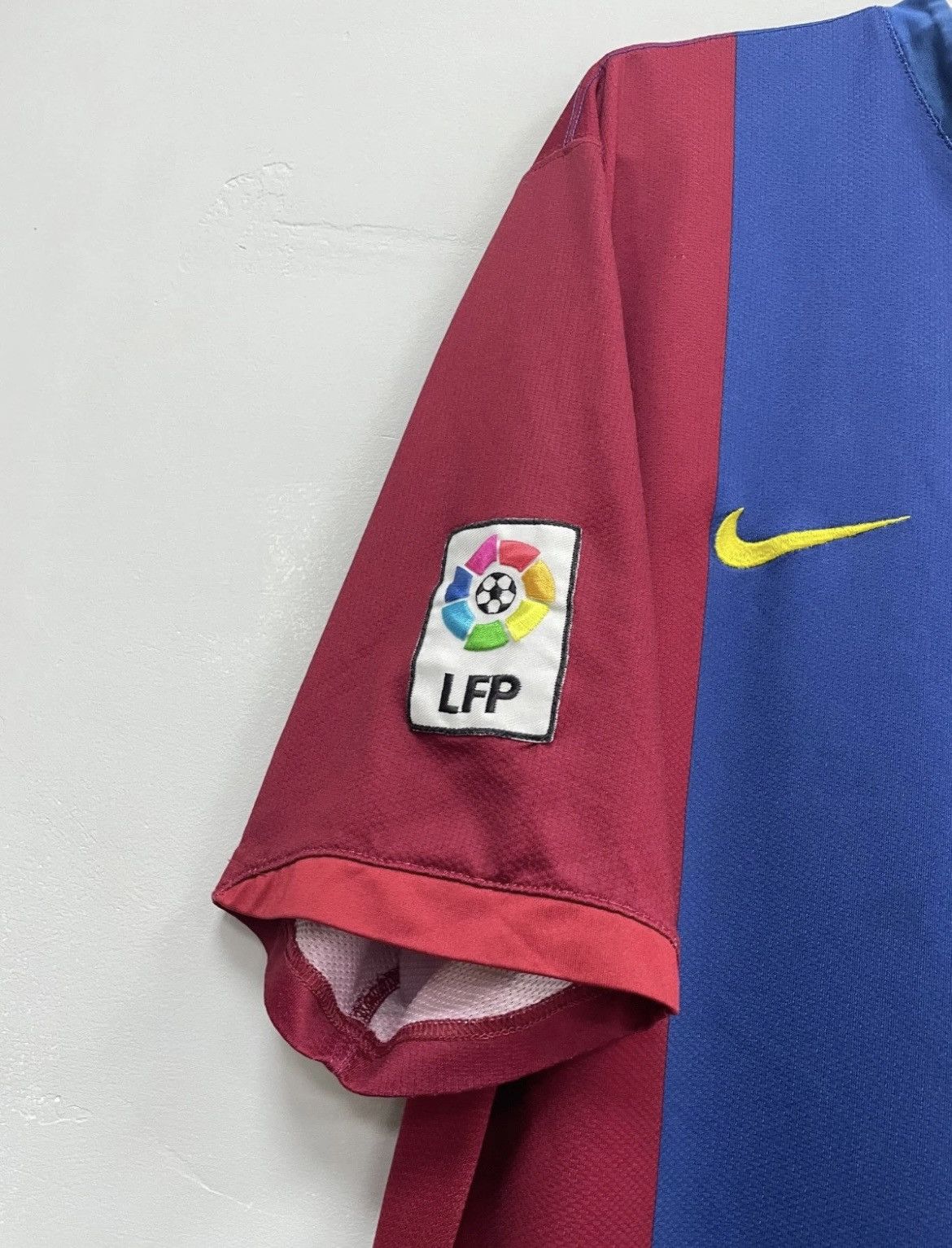 Nike Barcelona 2006/2007 Home Football Shirt Soccer Jersey Nike Size US L / EU 52-54 / 3 - 4 Thumbnail