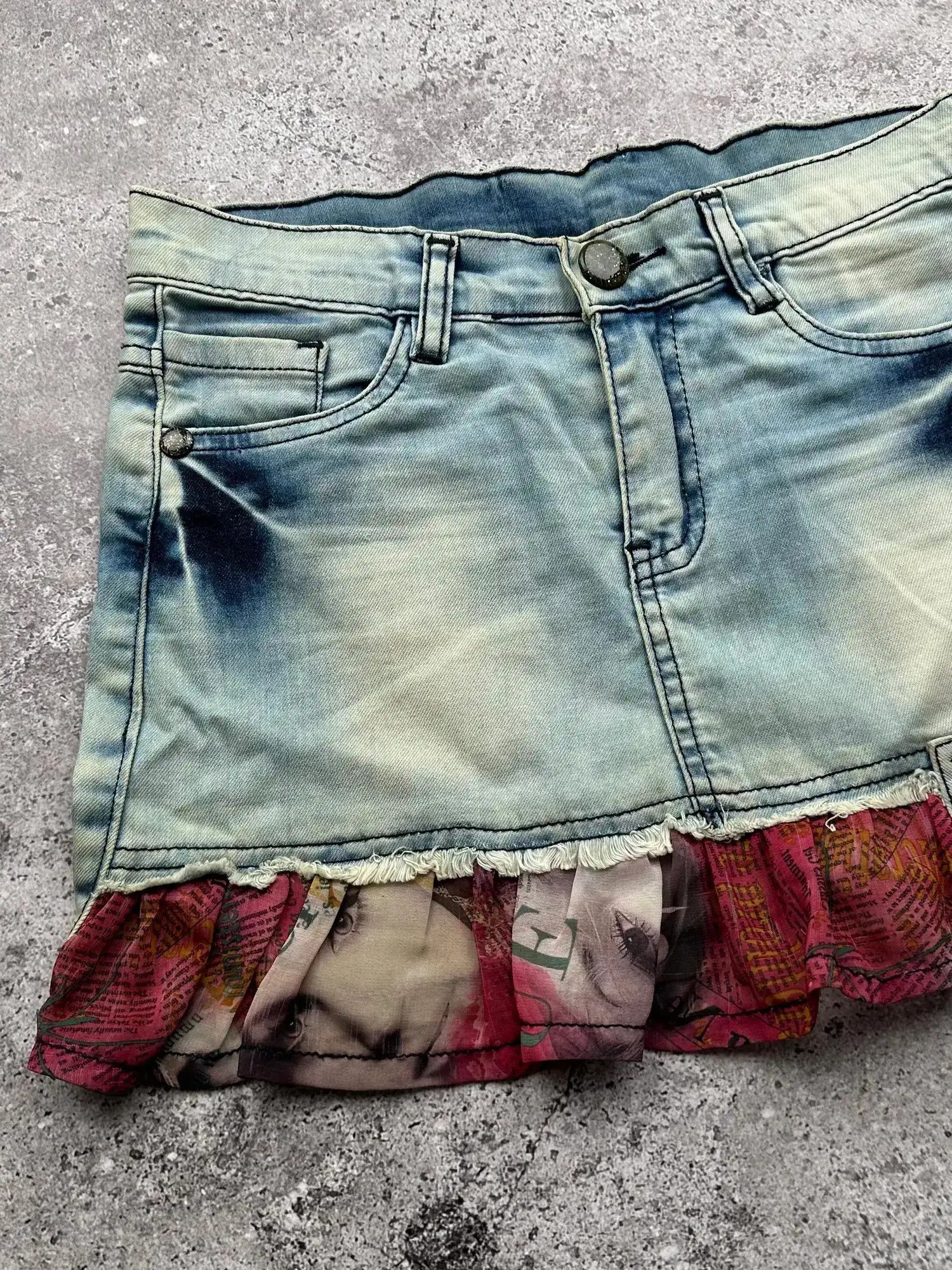 Japanese Brand Vintage Printed Faded Denim Mini Skirt C8(V292)(E8) Size 24" / US 00 / IT 34 - 2 Thumbnail