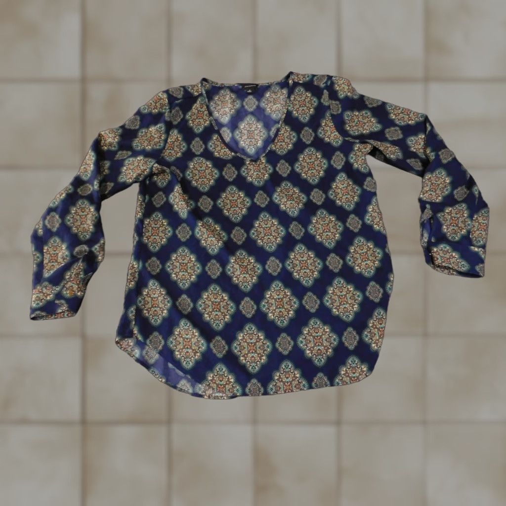 Ann Taylor Ann Taylor Blouse Womens Medium Navy Blue Medallion Print Long Sleeve V Neck Size M / US 6-8 / IT 42-44 - 1 Thumbnail