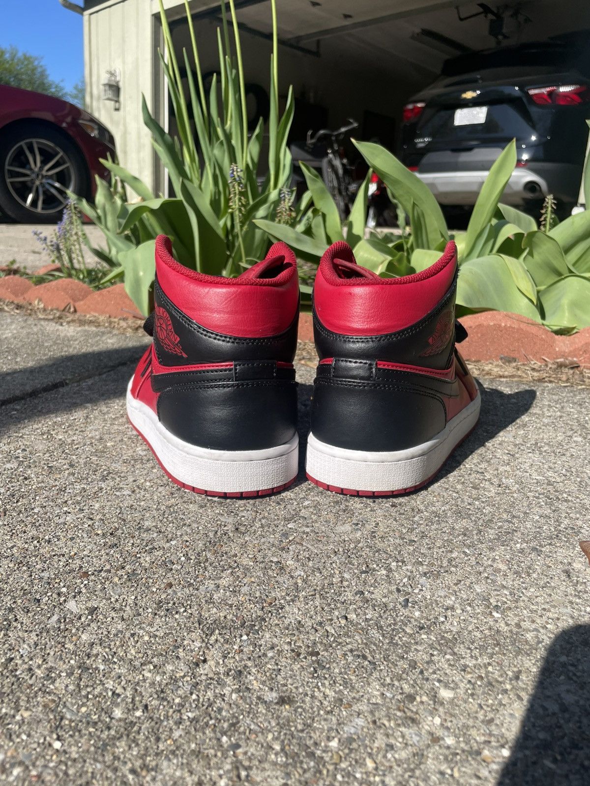 Jordan Brand × Nike Air Jordan 1 reverse bred mid Size US 9 / EU 42 - 3 Thumbnail