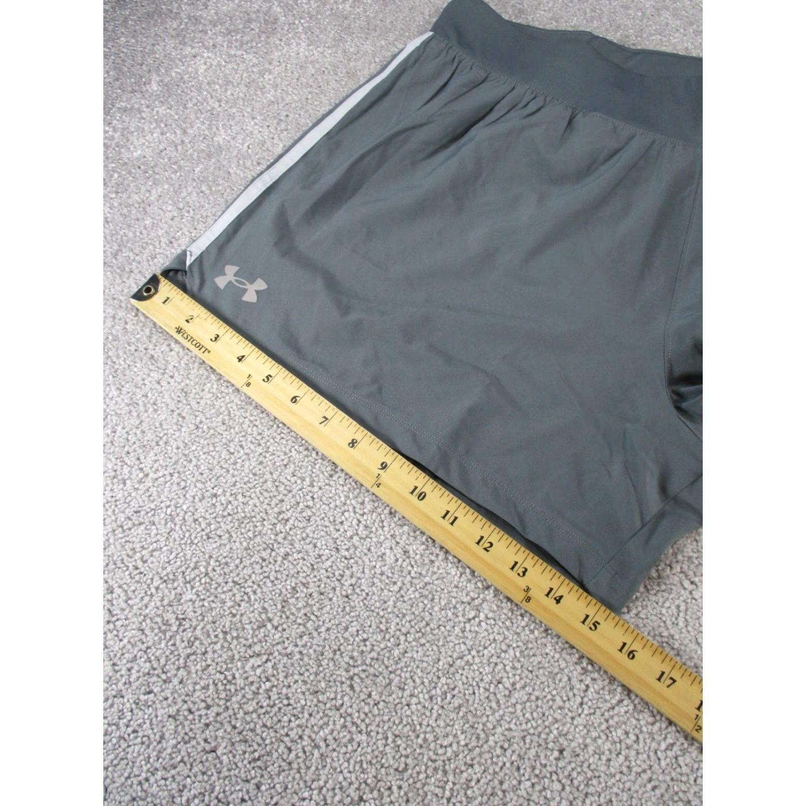 Under Armour Under Armour Shorts Womens 2XL Gray Lightweight Fitted Size 40" / US 18 - 5 Thumbnail