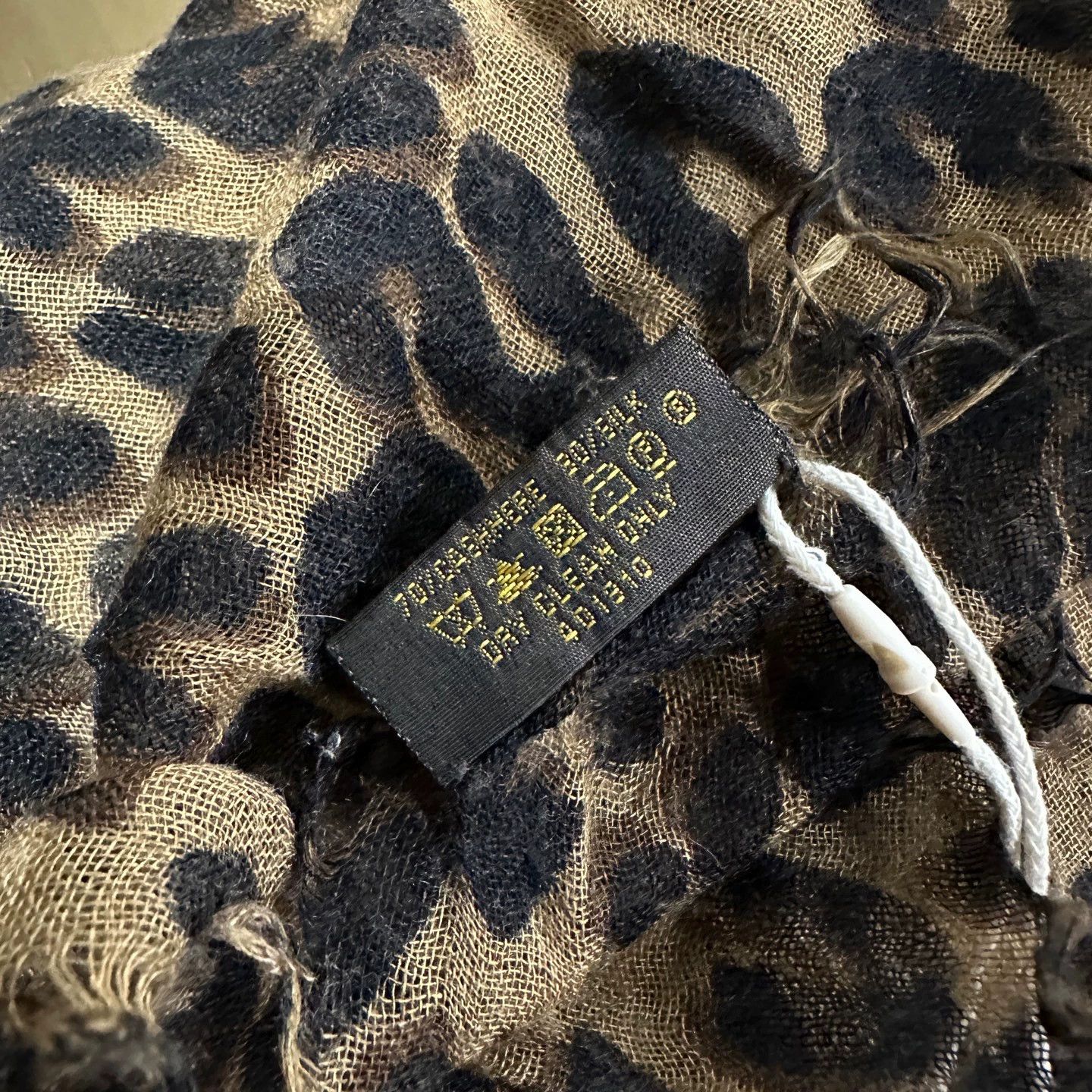 Louis Vuitton Louis Vuitton Leopard Print Monogram Cashmere Shawl Scarf Size ONE SIZE - 4 Thumbnail