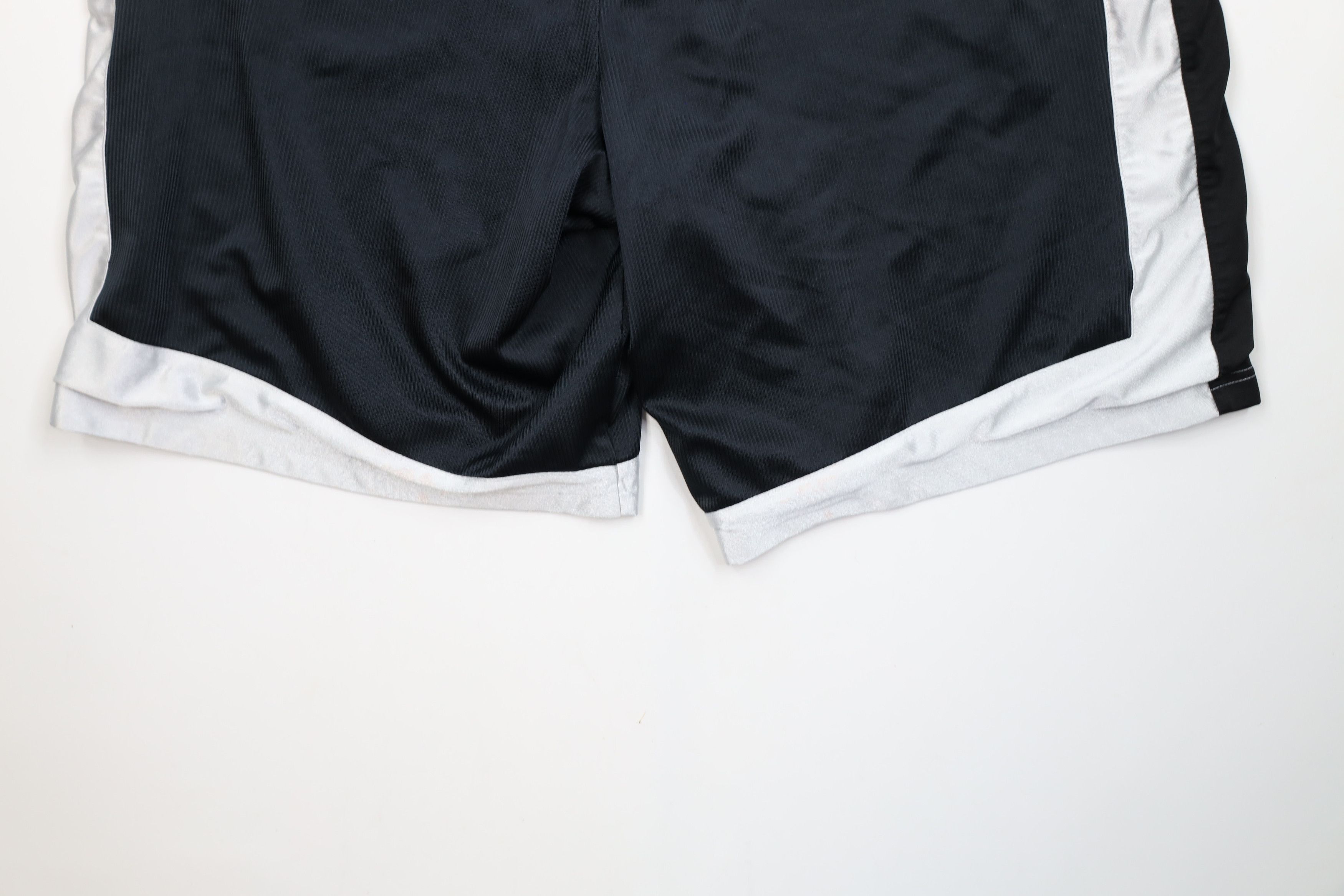 Nike Vintage Nike Mini Swoosh Heavyweight Gym Basketball Shorts Size US 38 / EU 54 - 14 Thumbnail
