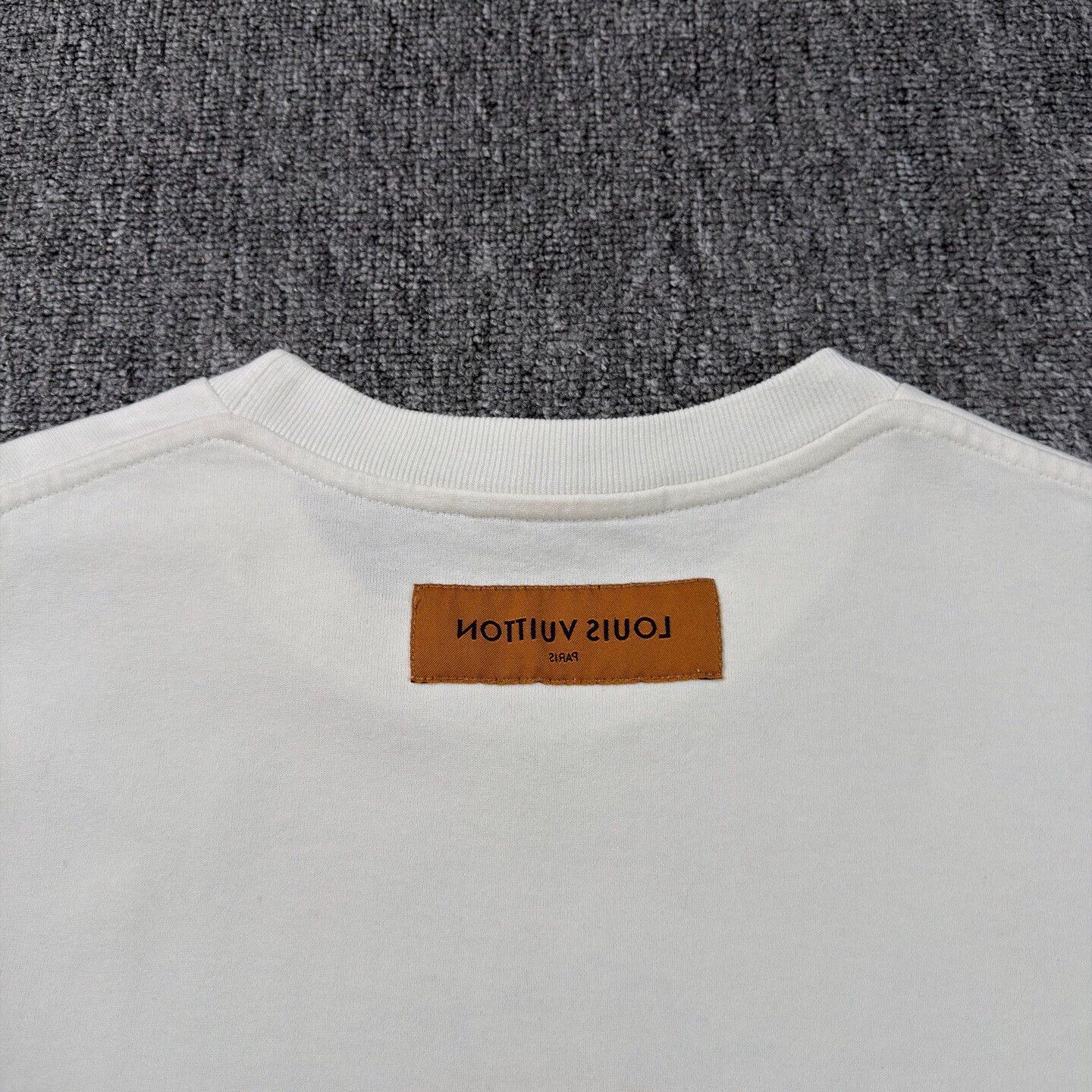 Louis Vuitton LV rainbow white short sleeve L like new Size US L / EU 52-54 / 3 - 8 Thumbnail