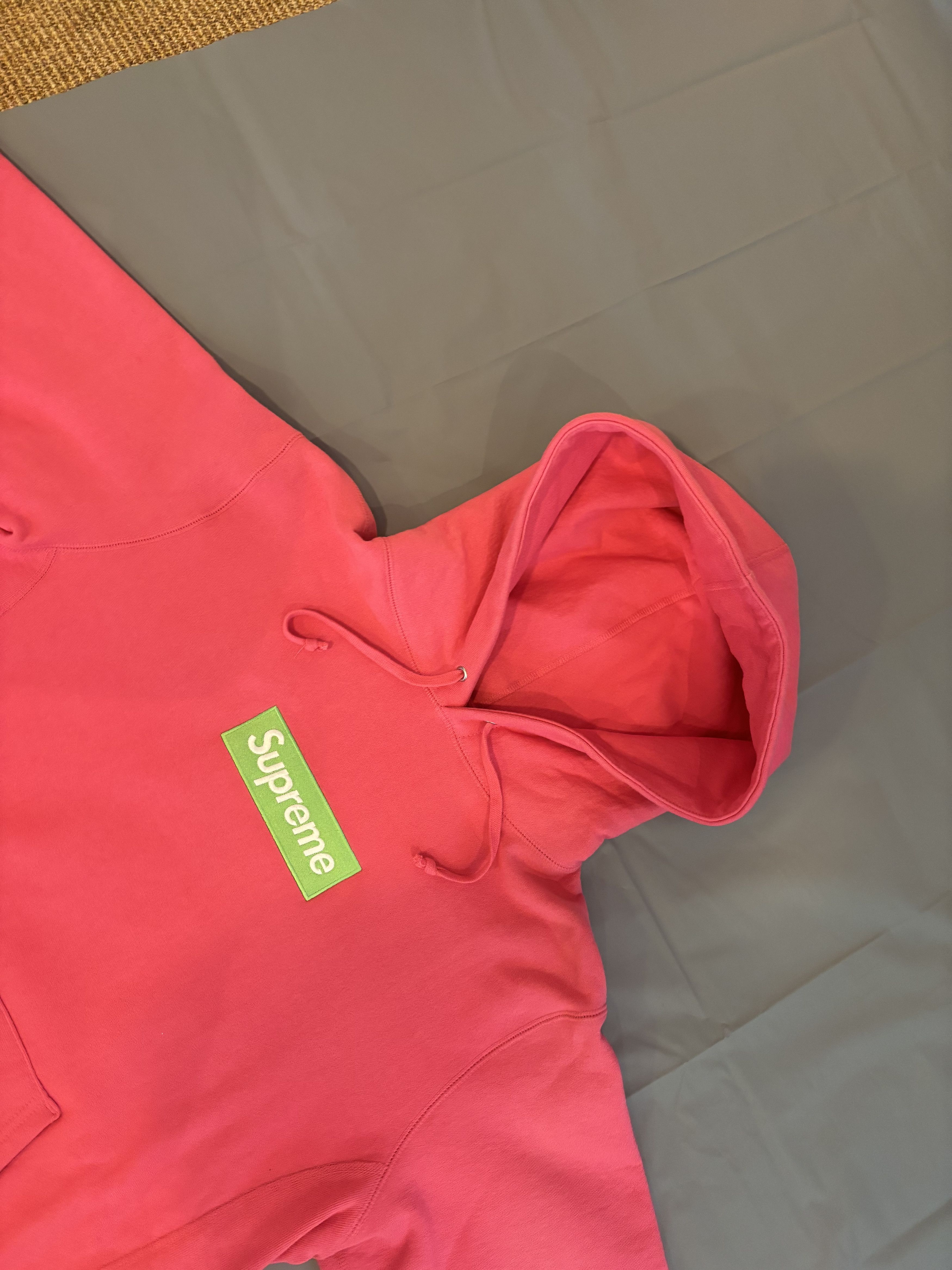 Supreme Sweat à capuche Supreme rose logo vert en tbe Size US M / EU 48-50 / 2 - 4 Thumbnail