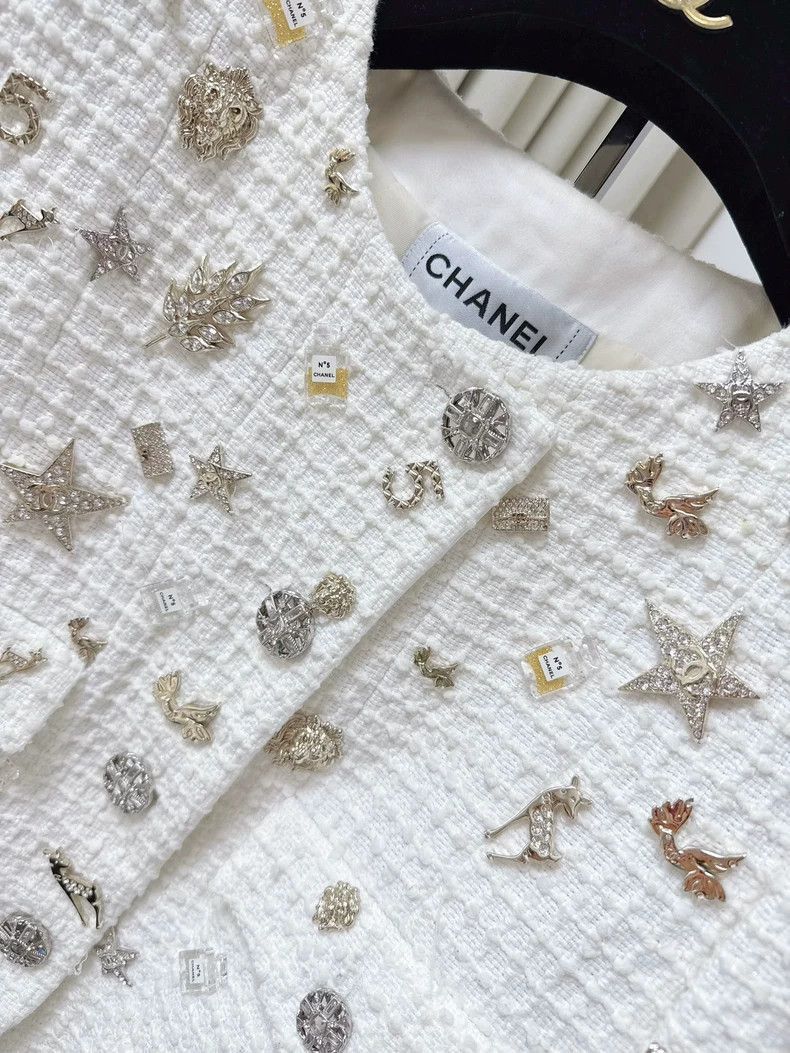 Chanel Chanel 22C White Embroidered Pocket Jacket Size M / US 6-8 / IT 42-44 - 3 Thumbnail