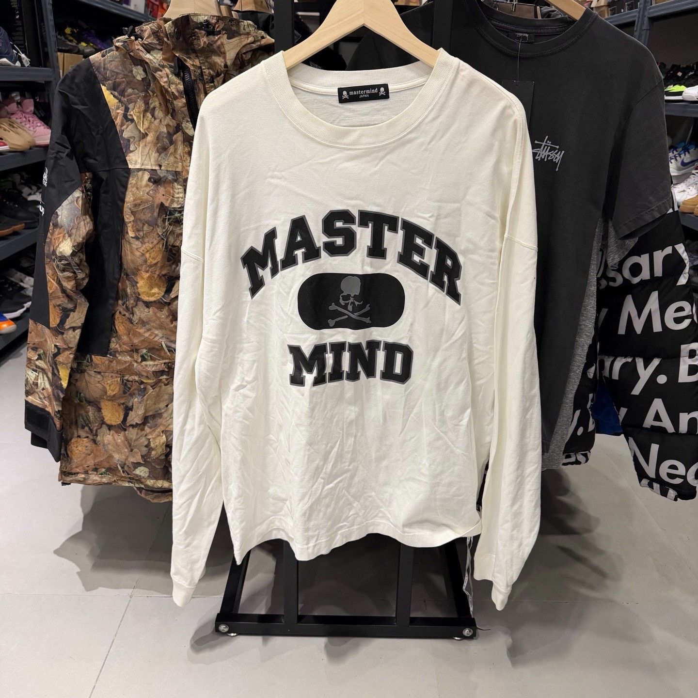 Mastermind Japan Mastermind Japan White T-Shirt xl Men Size US XL / EU 56 / 4 - 1 Thumbnail