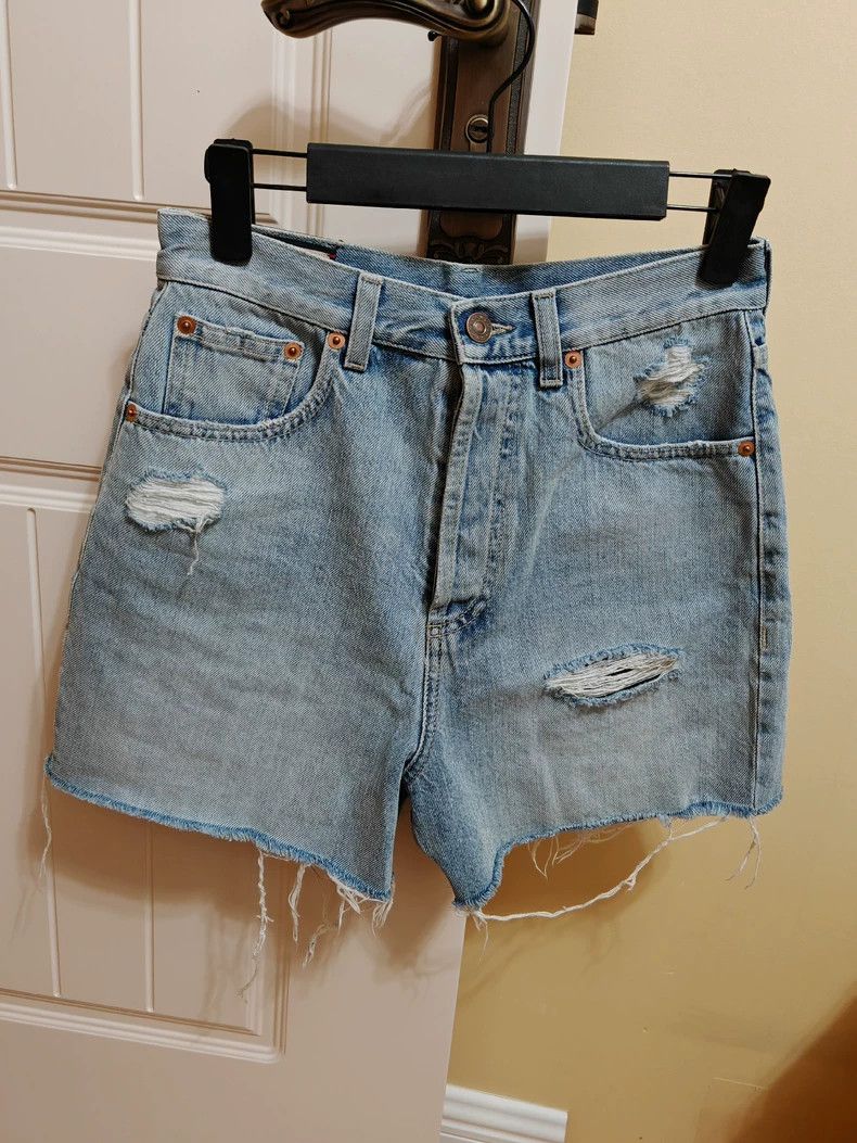 Gucci Gucci Embroidered Cat Logo Denim Shorts Size US 26 / EU 42 - 1 Thumbnail