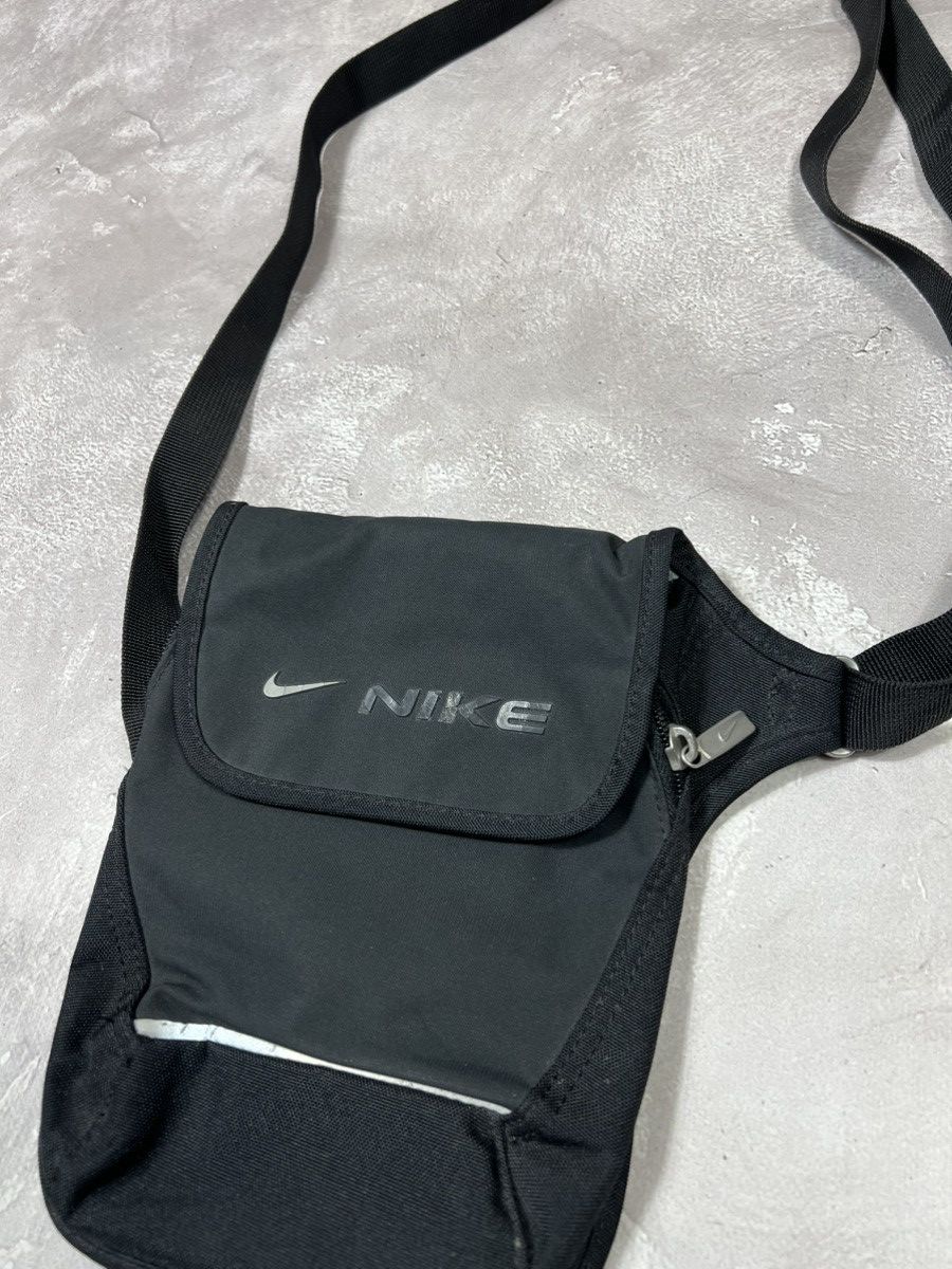 Vintage Vintage 90s Nike Distressed Crossbody Bag Size ONE SIZE - 4 Thumbnail