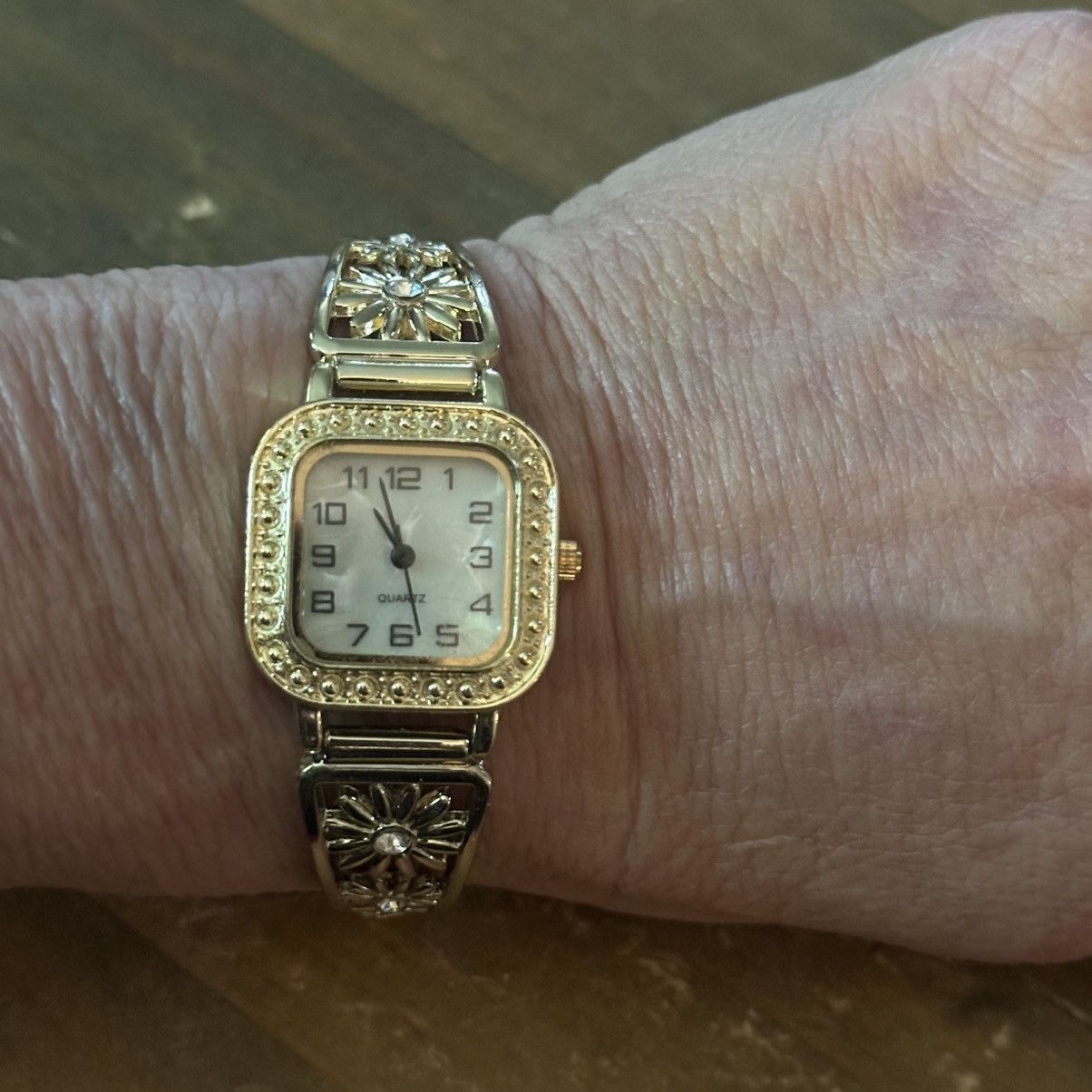 Other Gold tone flower band Quartz analog watch Size ONE SIZE - 5 Thumbnail