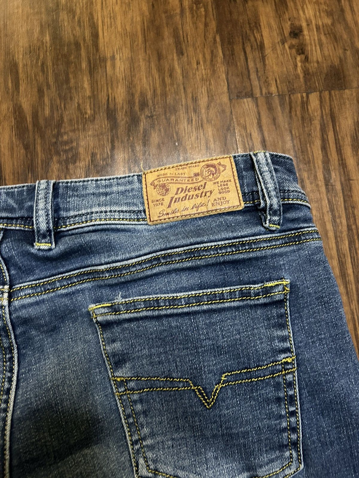 Diesel 2014 Diesel Wakyee J US Kids Medium Faded Wash Jeans Size US 31 - 8 Thumbnail