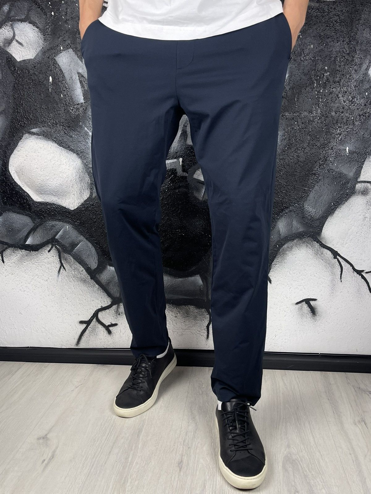 Uniqlo Uniqlo Airism Casual Chino Pants Men’s Size L Size US 34 / EU 50 - 1 Thumbnail