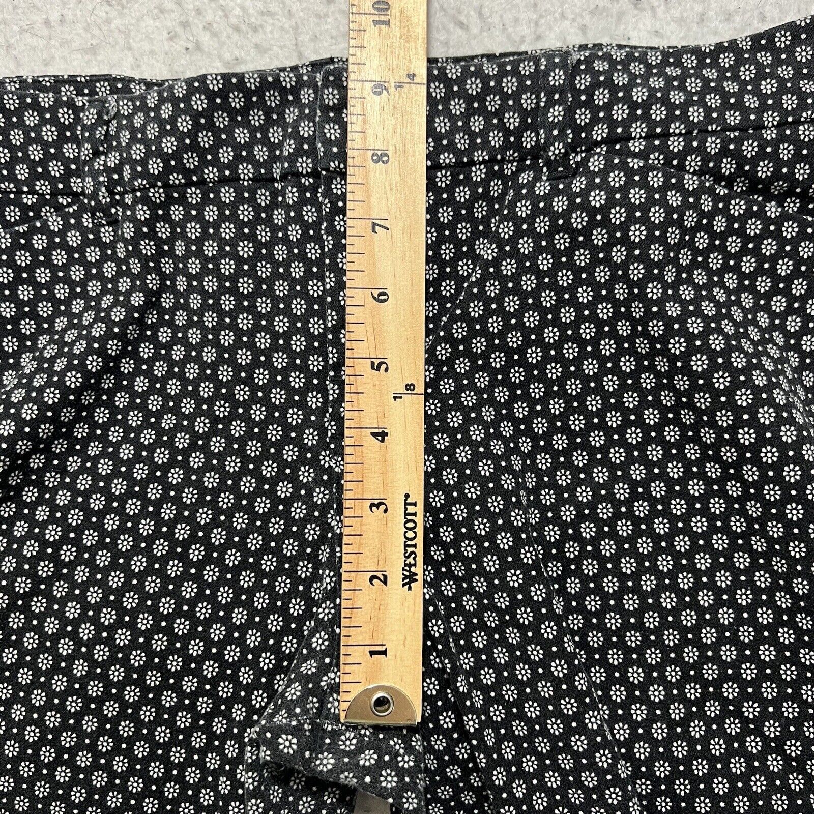 Old Navy Old Navy Pixie 12 Straight Leg Capri Black Floral Pants Size 34" / US 12 / IT 48 - 10 Thumbnail