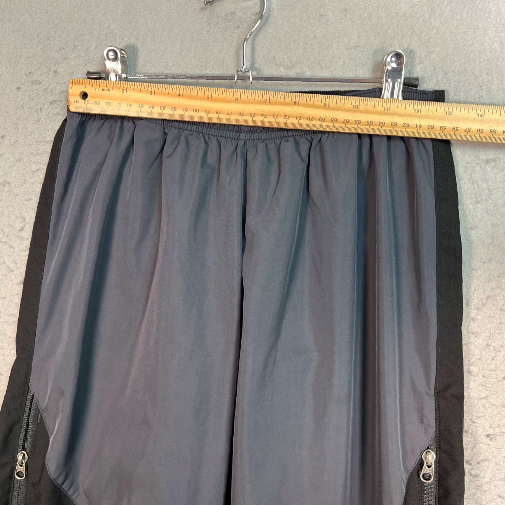Patagonia Patagonia Womens Small Black & Gray Track Pants - Size S - Side Zip - Activewear Hiking - Regular Inseam 31 in - Polyester Windbreaker Style Size 28" / US 6 / IT 42 - 5 Thumbnail