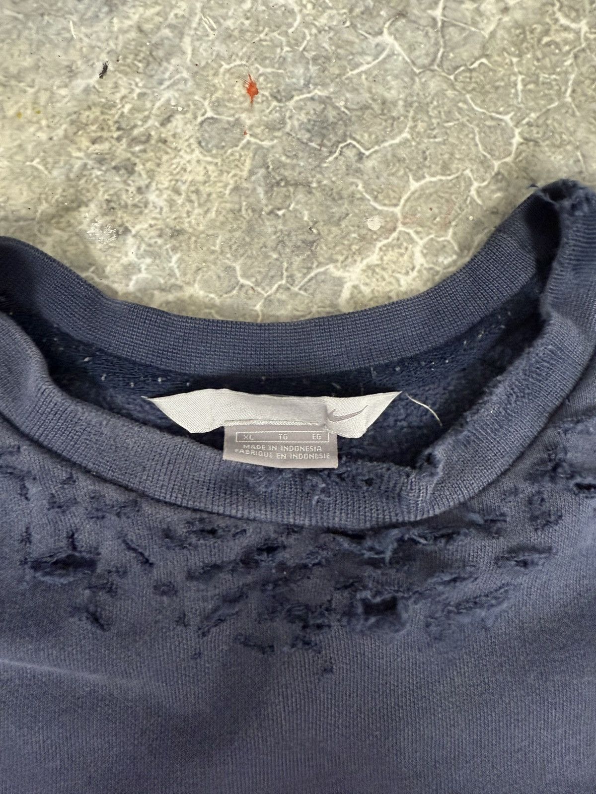 Vintage Vintage Thrashed Nike Sweater Size US XL / EU 56 / 4 - 9 Thumbnail