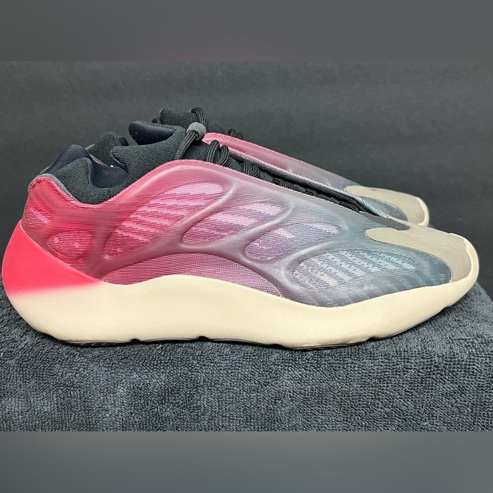 Adidas adidas Yeezy 700 V3 Fade Carbon 2022 WORN ONCE AUTHENTIC Size US 9.5 / EU 42-43 - 2 Thumbnail