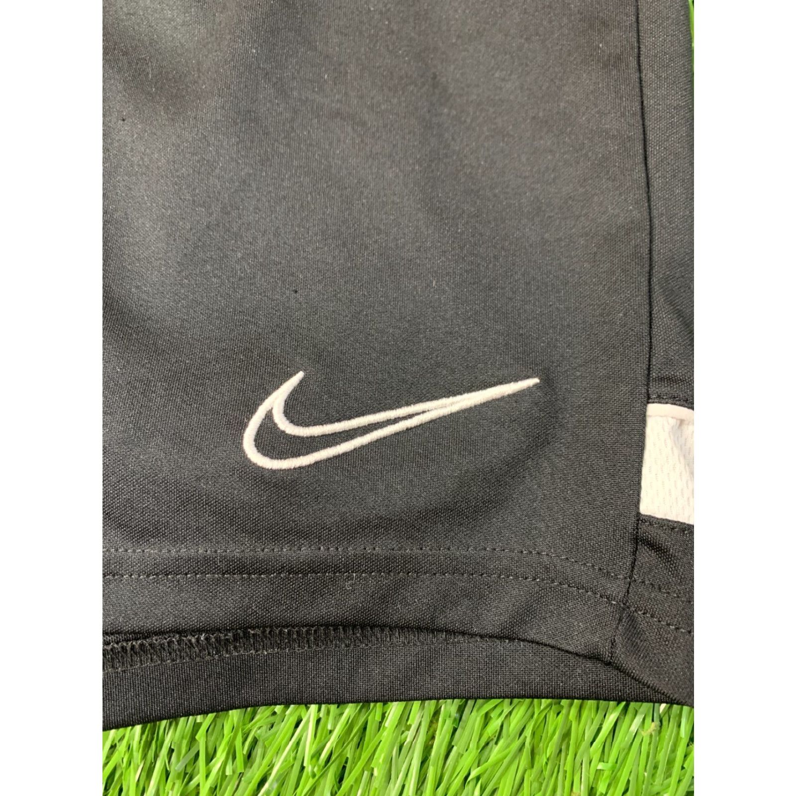 Nike NIKE DRI-FIT ACADEMY SHORTS Football Men S Black and White 2022 Nike Dri-Fit Shorts S Size US 29 - 3 Thumbnail