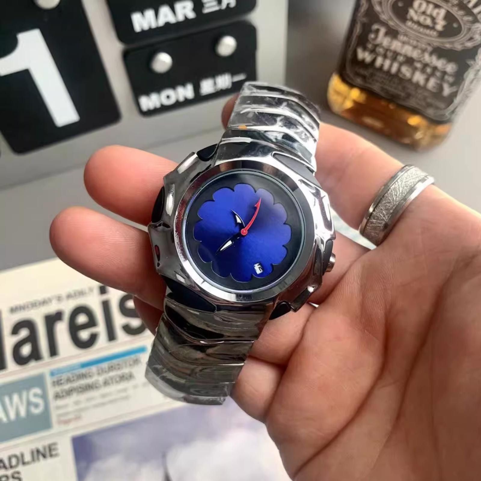 Blade Quartz Watch – Irregular Strap
