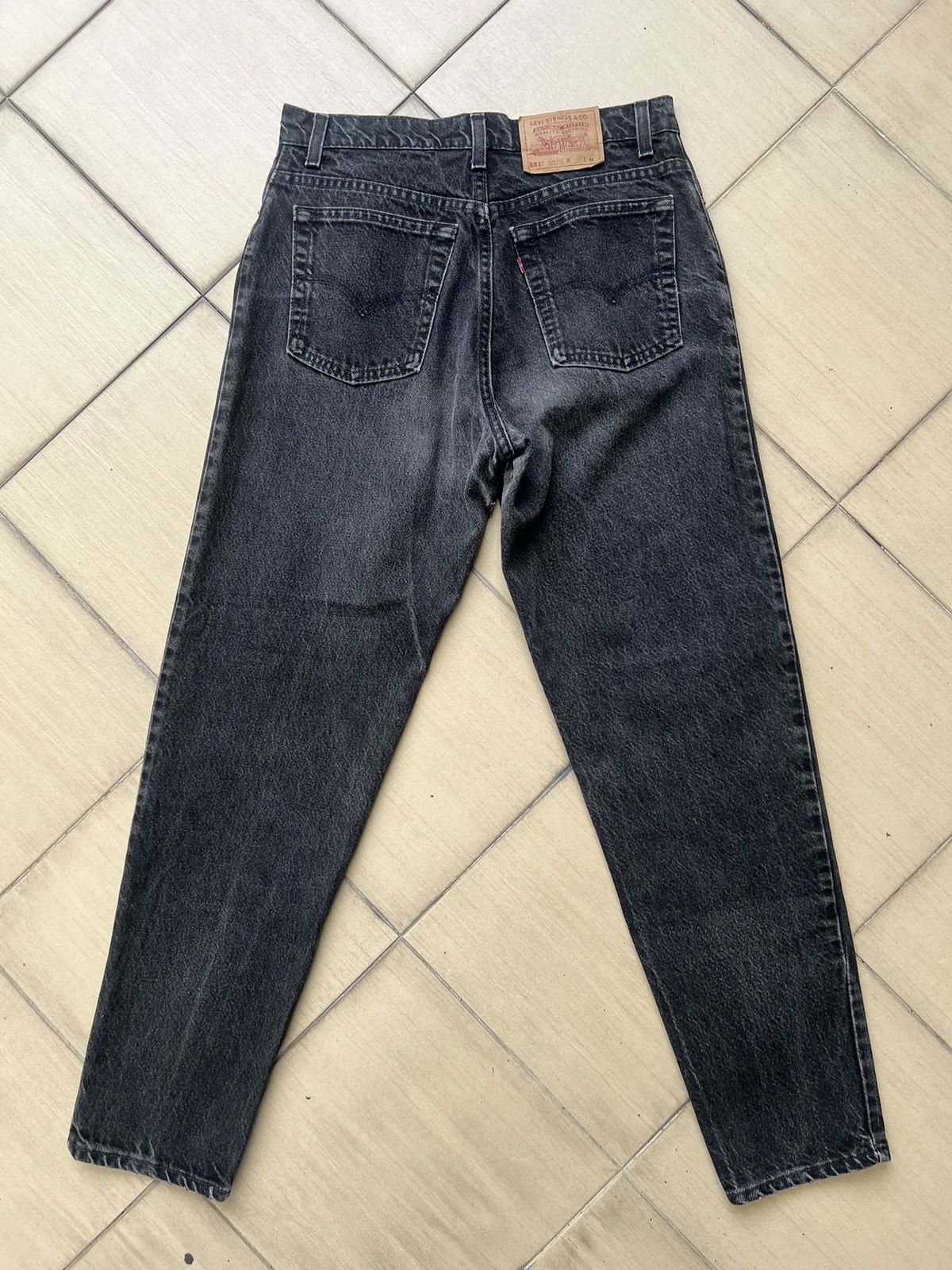 Levi's 1994 Levi’s 551 Relax Fit Tapered Leg Fade Black Denim Jeans Size US 32 / EU 48 - 2 Thumbnail