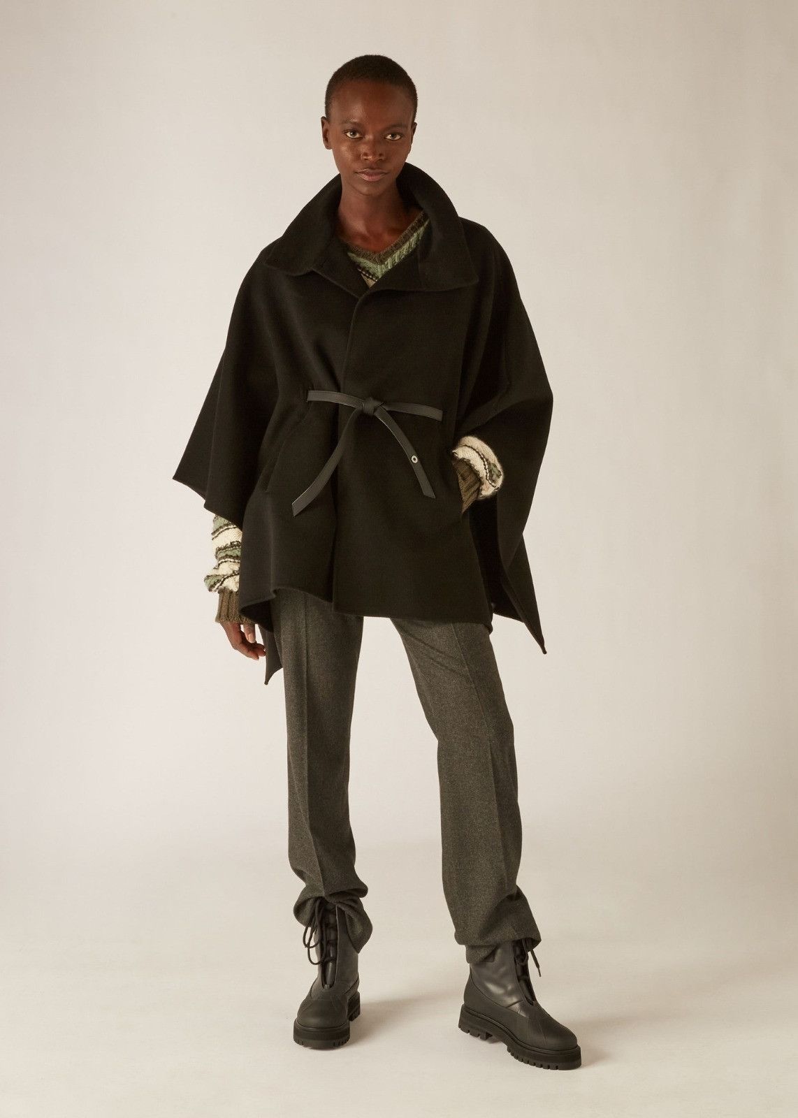 Loro Piana o1srvl11e0824 Size: OS / Denice Cashmere Cape in Black Size ONE SIZE - 5 Thumbnail
