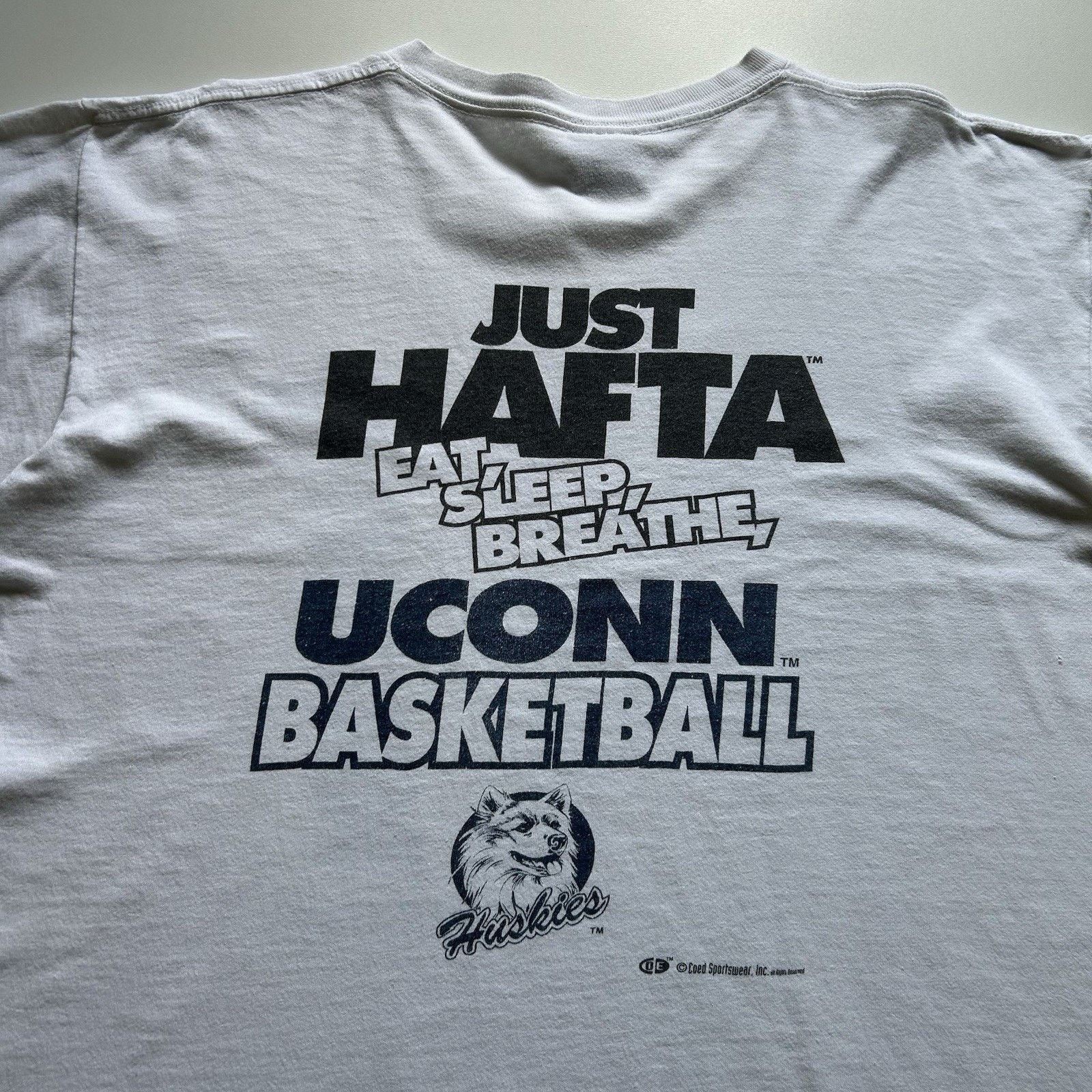 Fruit Of The Loom Vintage UConn Basketball T-Shirt Large Y2K NCAA College Art Size US L / EU 52-54 / 3 - 5 Thumbnail